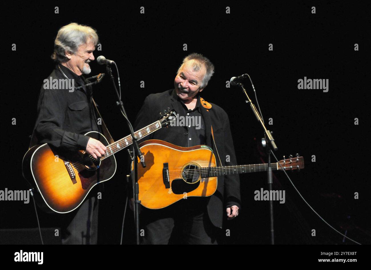 Melbourne, Usa. Mai 2010. Der Sänger, Songwriter und Schauspieler Kris Kristofferson (links) tritt mit John Prine im King Center for the Performing Arts in Melbourne, Florida auf. Kristofferson starb am 28. September 2024 im Alter von 88 Jahren. Quelle: SOPA Images Limited/Alamy Live News Stockfoto