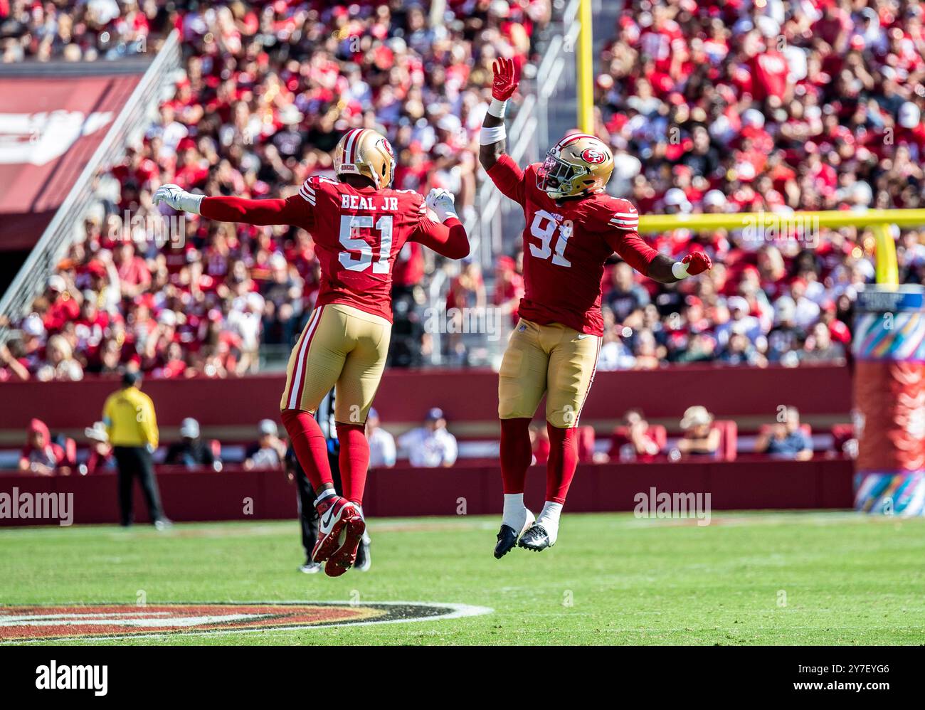 Santa Clara, Kalifornien, USA. 29. September 2024 San Francisco Defensive Tackle Sam Okuayinonu (91) feiert mit seinem Teamkollegen Robert Beal Jr. (51), nachdem er New England Quarterback Jacoby Brissett (7) während des NFL Football-Spiels zwischen den New England Patriots und den San Francisco 49ers entlassen hatte. San Francisco besiegte die Patriots mit 30:13. Thurman James/CSM Credit: CAL Sport Media/Alamy Live News Stockfoto