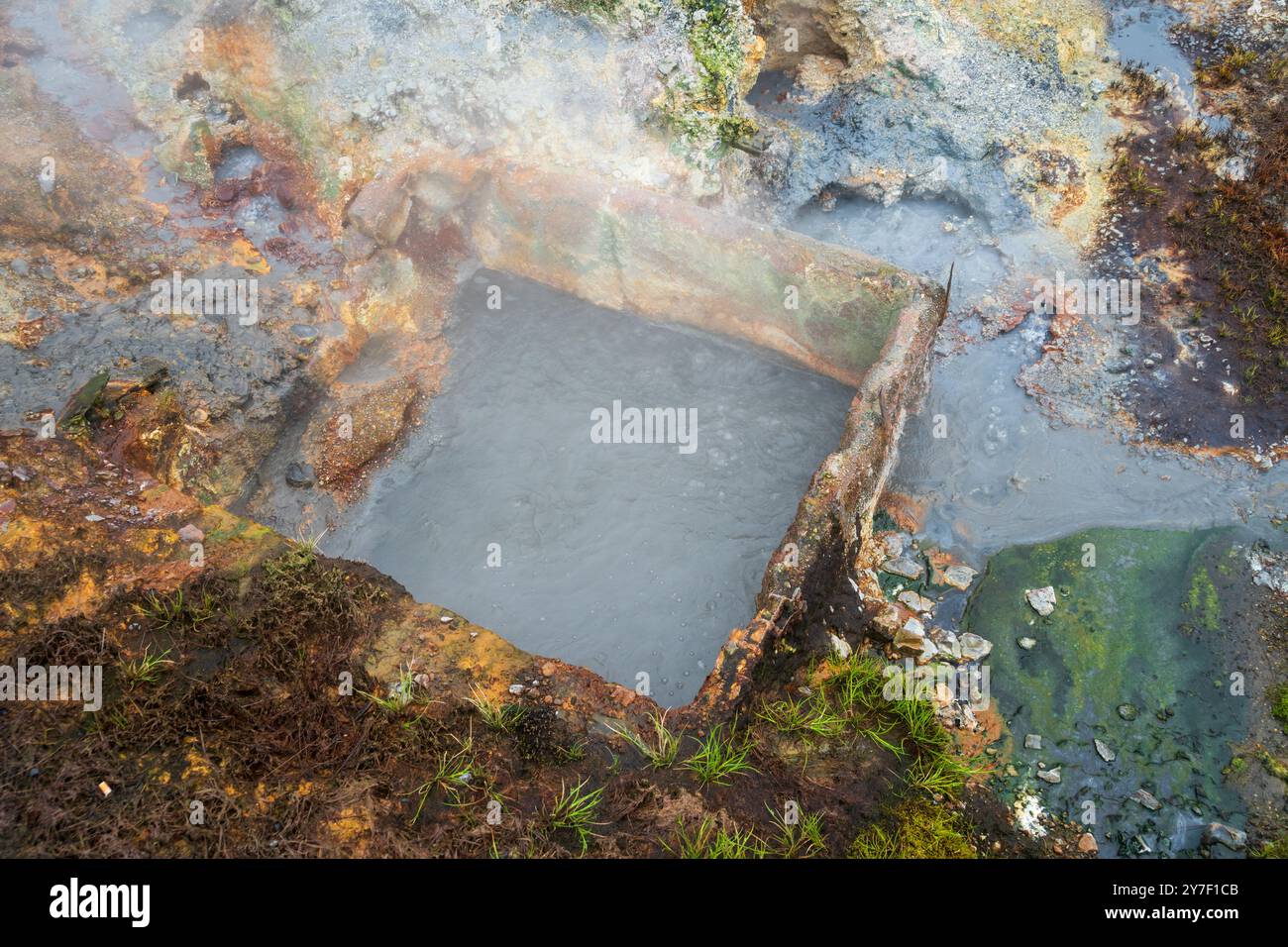 Das geothermische Gebiet von Hveradalir in Island an einem Nebelsommertag Stockfoto