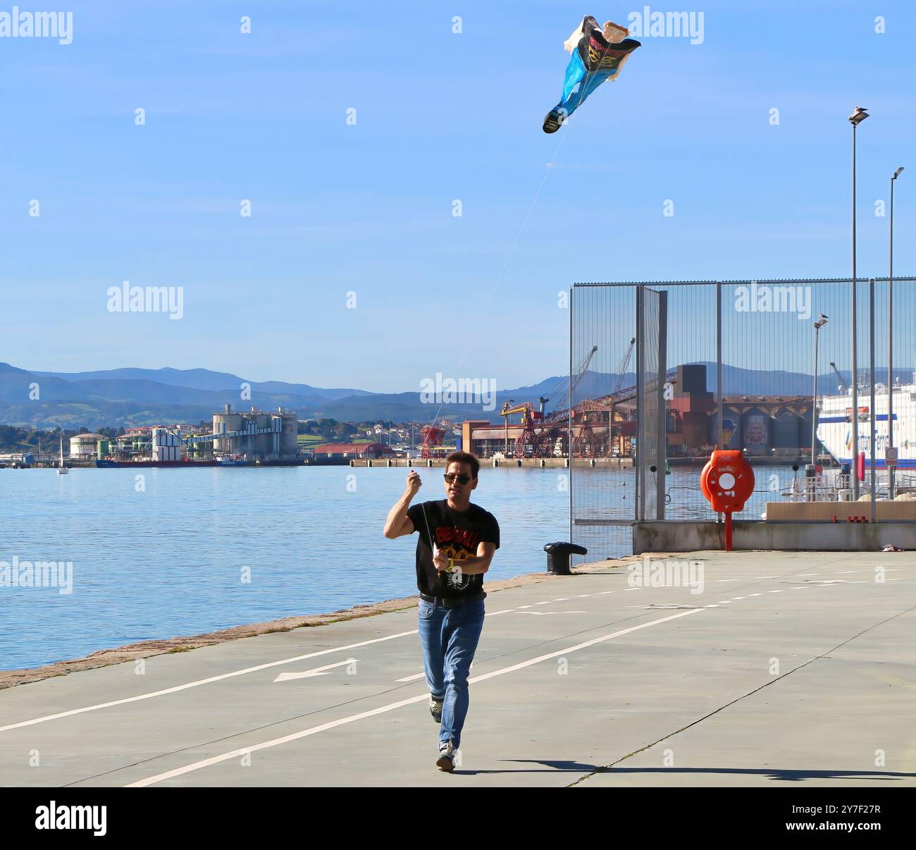 Flying People Selbstporträtdrachen, die im Rahmen der Ausstellung Shimabuku Pulpo Citrico Humano 09/2024 vor dem Botin Centre geflogen werden Stockfoto