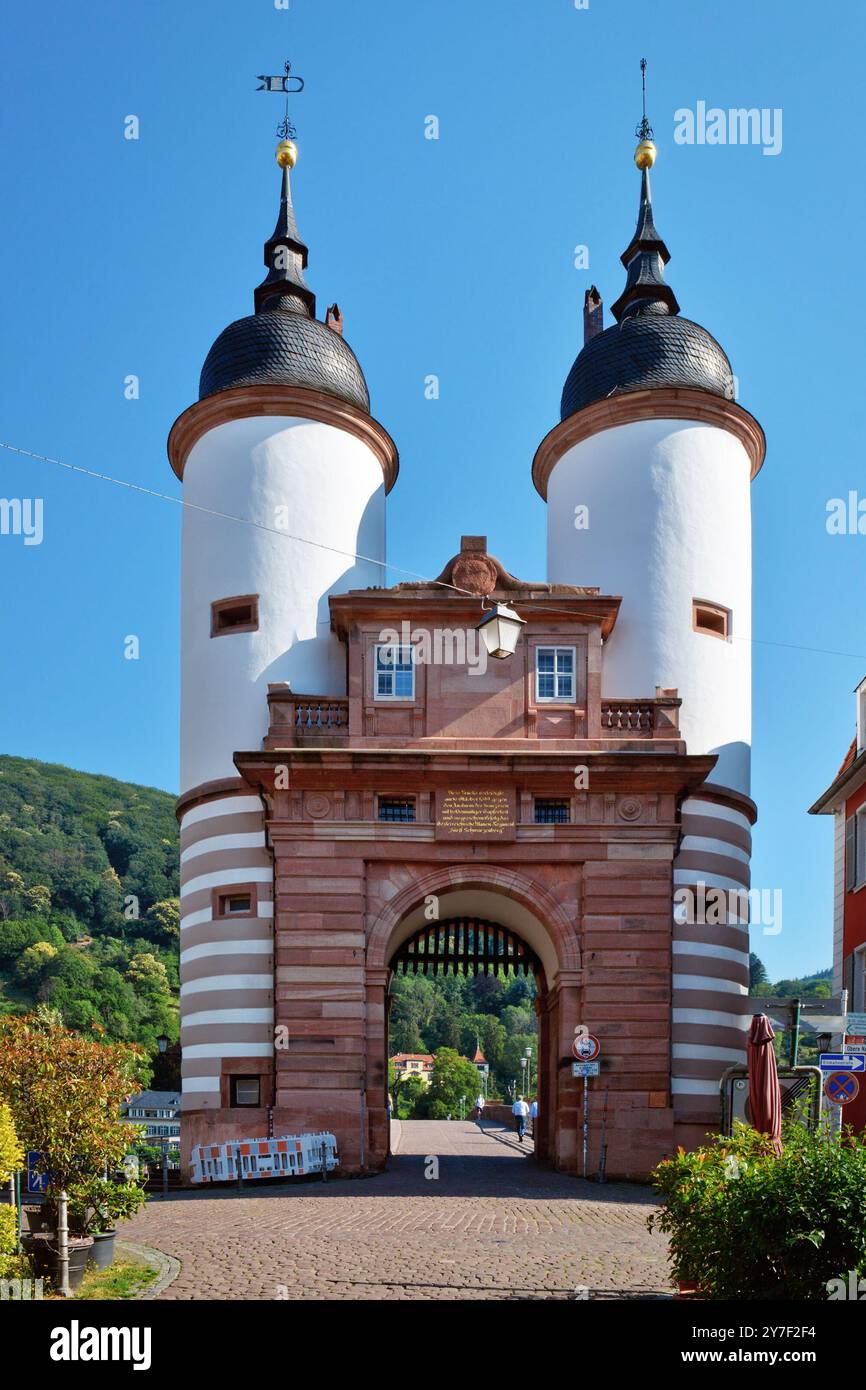 Deutschland, Heidelberg - 28. Juni 2024: Tor zur Karl-Theodor-Brücke, auch Alte Brücke genannt Stockfoto