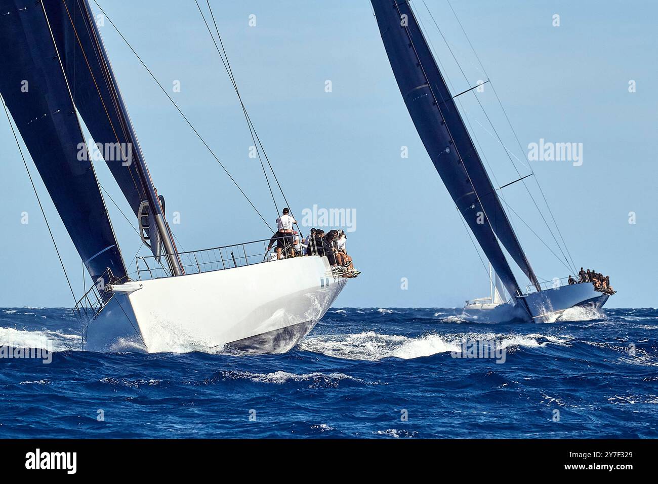 Barcelona, Spanien. September 2024. 2024 America's Cup - Barcelona, Spanien Barcelona Maxi Yacht Regatta 2024: Finale Momente der Maxi Regatta mit Galateia CAY-1002 vorne, V CAY-111 zweites FOTO: © Alexander Panzeri/PPL Credit: PPL Limited/Alamy Live News Stockfoto