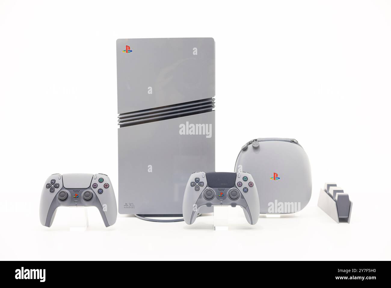 Chiba, Japan. September 2024. PlayStation 5 Pro 30. Jubiläumsausgabe im PlayStation-Stand auf der Tokyo Game Show 2024. Chiba, 26. September 2024. - 20240926 PD24084 Credit: APA-PictureDesk/Alamy Live News Stockfoto