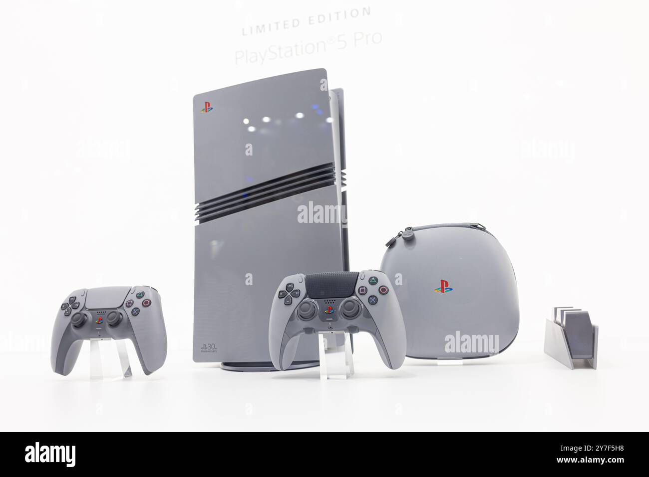 Chiba, Japan. September 2024. PlayStation 5 Pro 30. Jubiläumsausgabe im PlayStation-Stand auf der Tokyo Game Show 2024. Chiba, 26. September 2024. - 20240926 PD24085 Credit: APA-PictureDesk/Alamy Live News Stockfoto