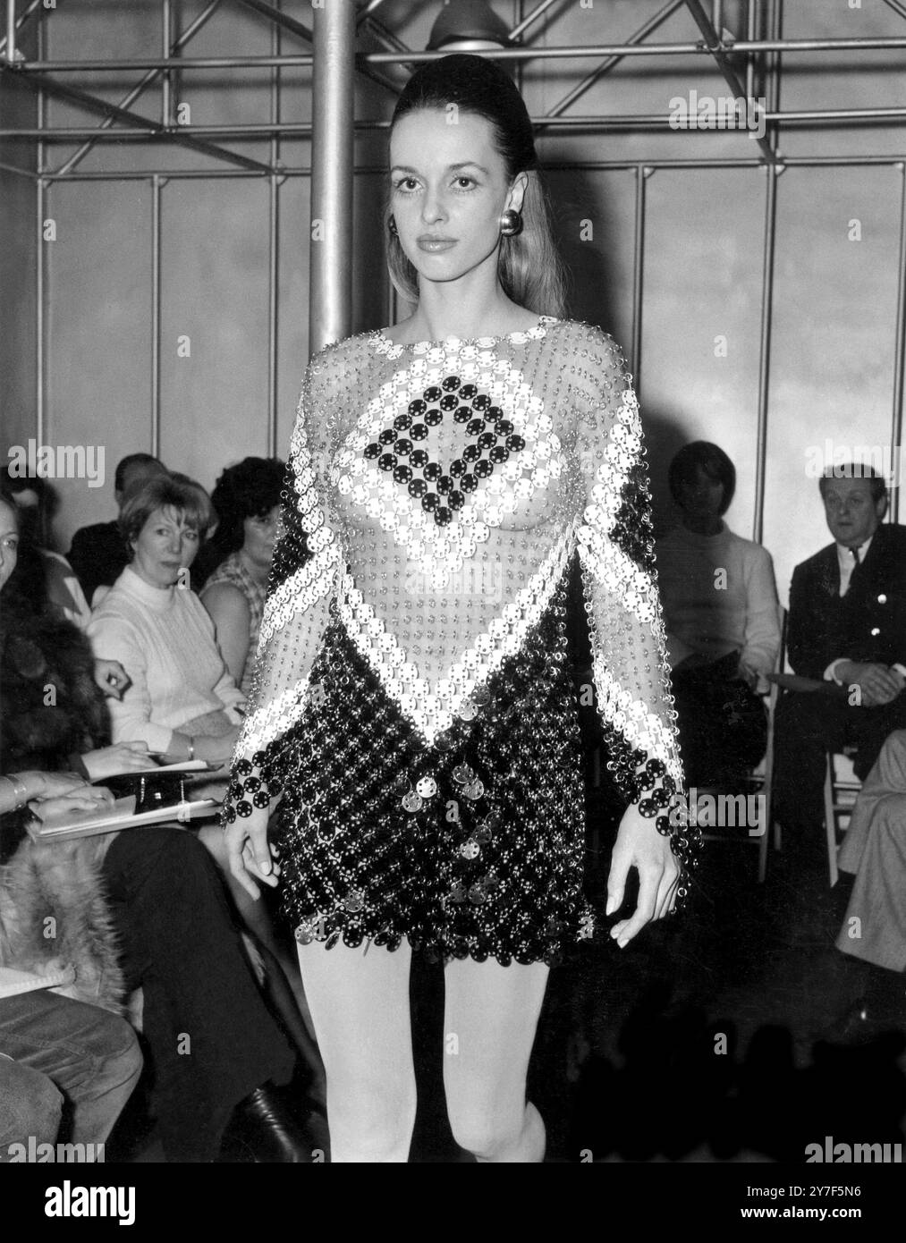 Paris Frankreich, dieses zweifarbige Minikleid in Metallic-Optik ist eine typische Kreation von Paco Rabannes 31. Januar 1969 Stockfoto