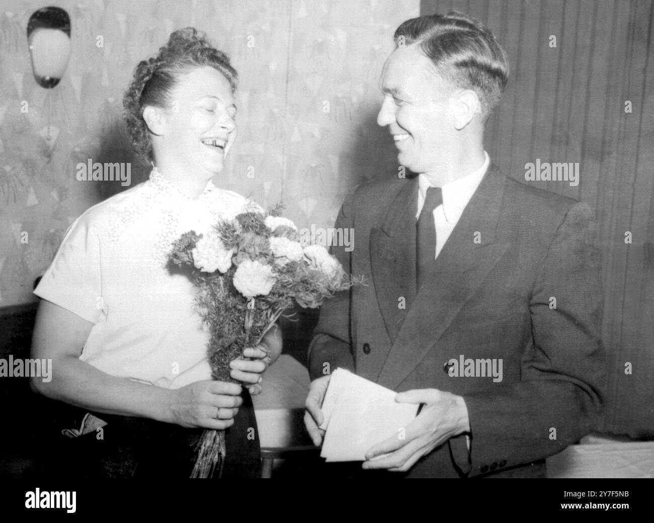 Der ehemalige SS-Generalmajor und Kommandeur der berüchtigten Hitler-Jugend-SS-Panzerdivision Kurt Meyer mit seiner Frau, nachdem er aus dem Kriegsverbrechergefängnis Werl in Westfalen entlassen worden war. 1945 wurde er von den |Kanadiern zum Tode verurteilt, aber die Strafe wurde später zu lebenslanger Haft freigegeben, dann wurde sie auf 14 Jahre verkürzt, September 1954 Stockfoto