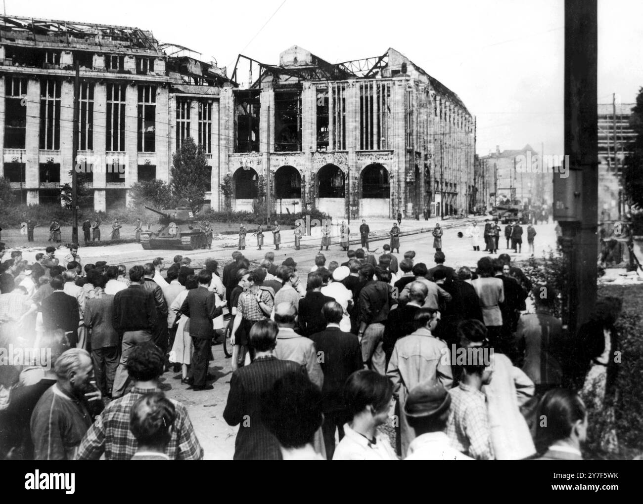 Berlin; Panzer und Volkspolizei mit abgesenkten Bajonetten halten Aufständische in der Leipzigerstraße in Ost-Berlin ab. Panzer sollen bei Versuchen, die Unruhen zu unterdrücken, eine Reihe von Menschen, darunter Kinder, getötet haben. Juni 1953. Stockfoto