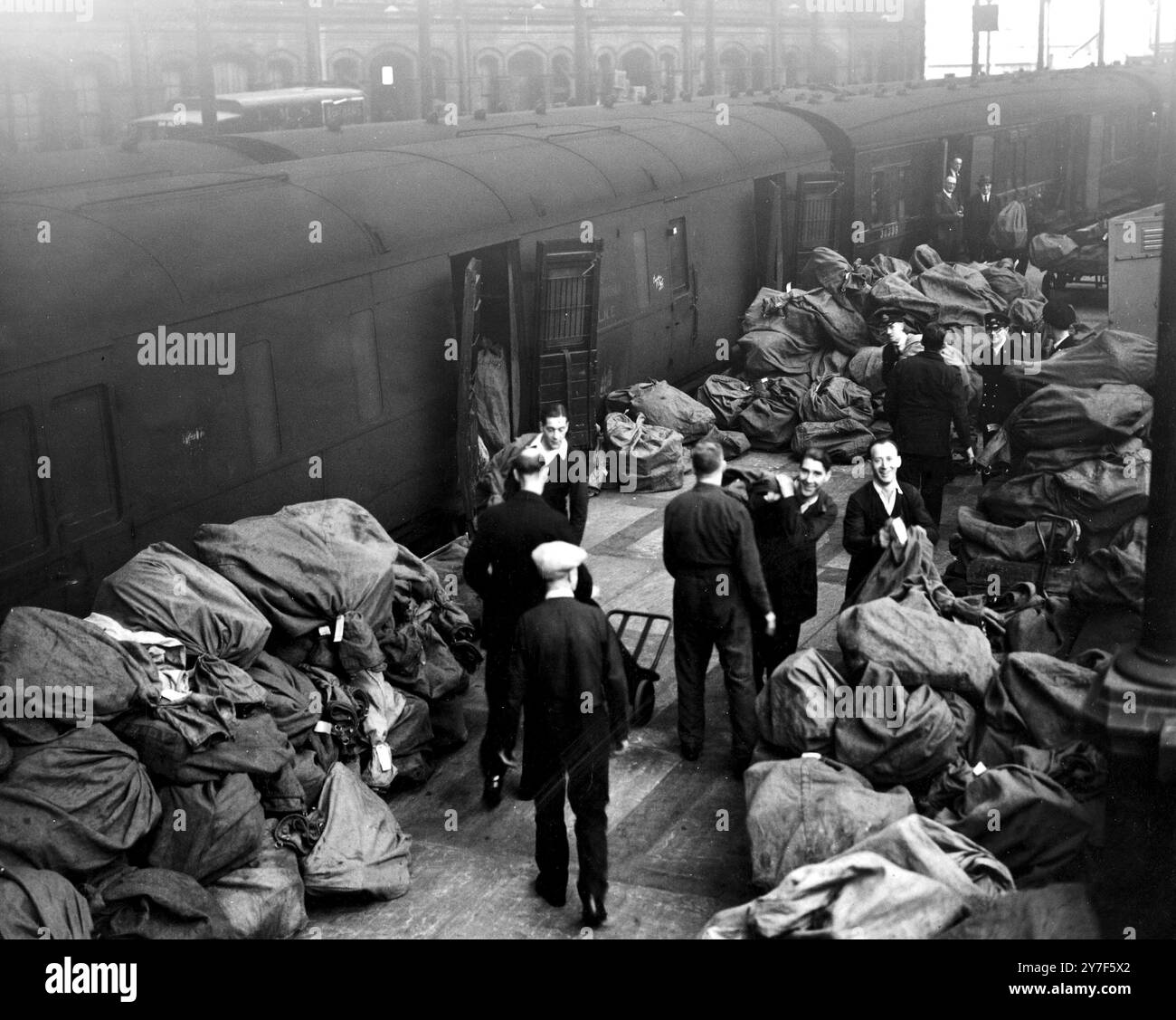 Postsäcke in den Royal Mail-Zug geladen Stockfoto