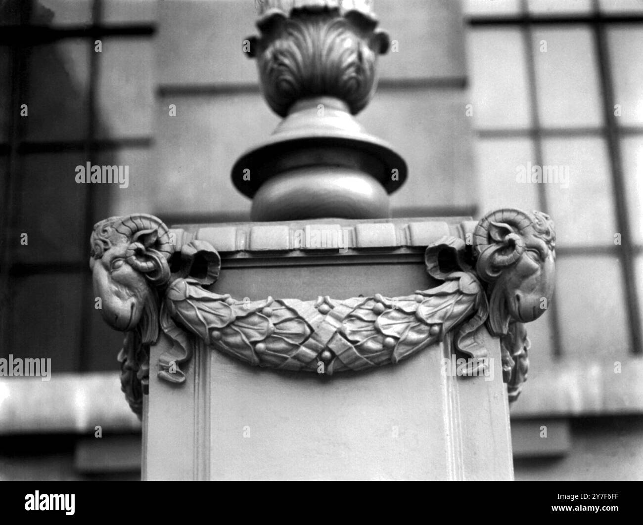 Neues Hafengebäude von London. Die skulpturierten Rams-Köpfe zeichnen sich durch ihren Ausdruck aus, der mit den Veränderungen in der natürlichen Beleuchtung und Position des Zuschauers zu variieren scheint. 1922. Stockfoto