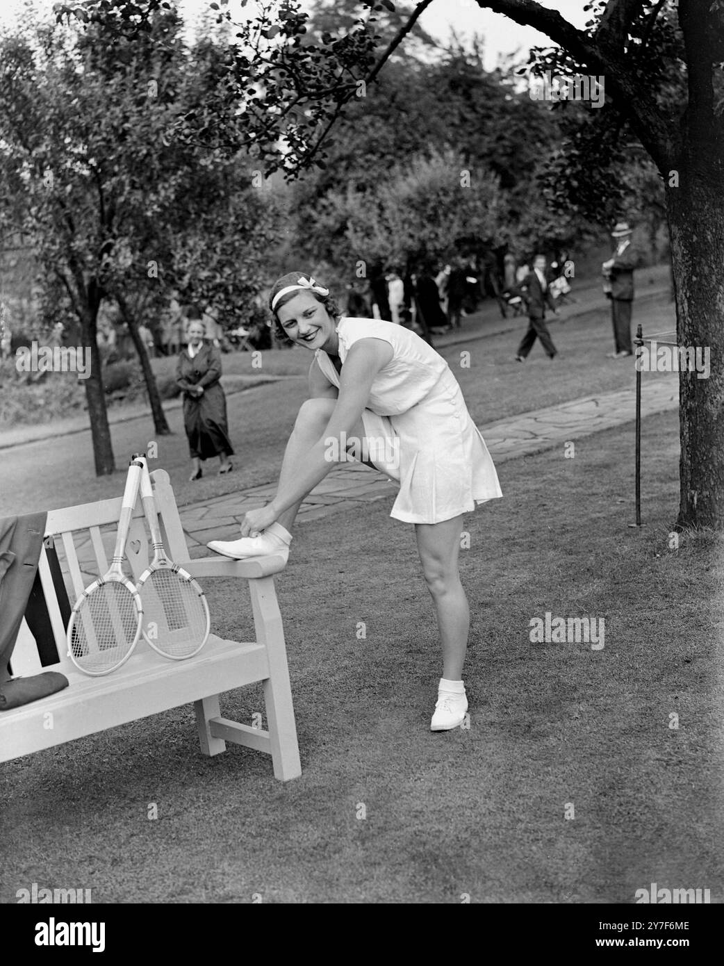 Mrs. Fearnley Whittingstall in ihrem auffälligen neuen Kostüm auf Lady Crosfields Tennisparty im Highgate 1933 Stockfoto