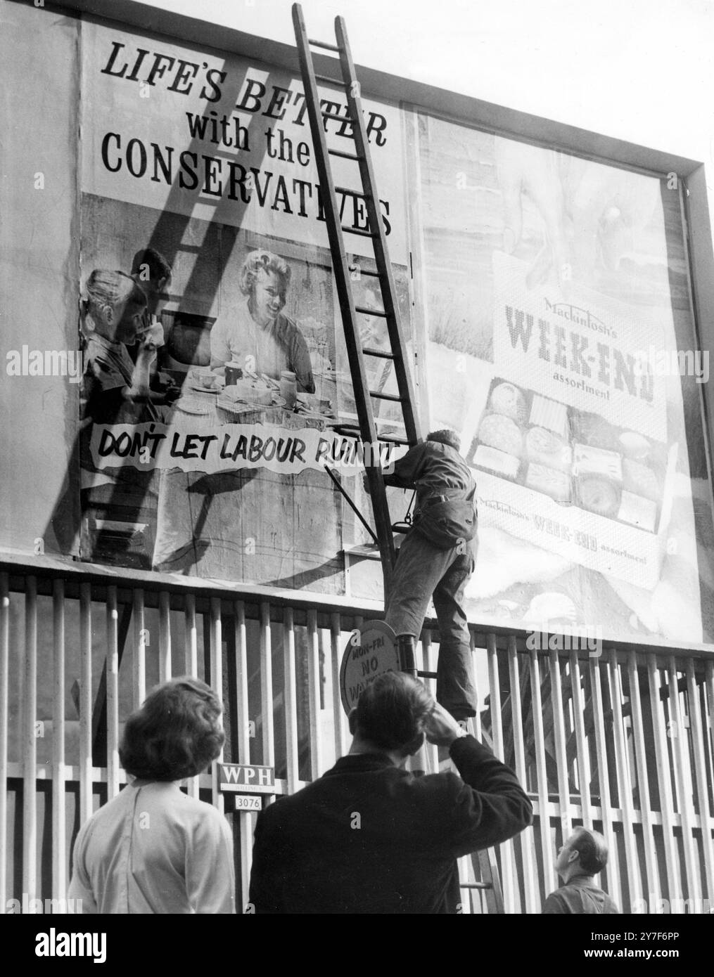 Eines der ersten Wahlkampfplakate, das heute in der Arthur Street in der Stadt feststeckt. Mit der Auflösung des Parlaments sollte die Kampagne nun in vollem Gange sein, und am 19. September 1959 werden Plakate im ganzen Land aufgehen Stockfoto