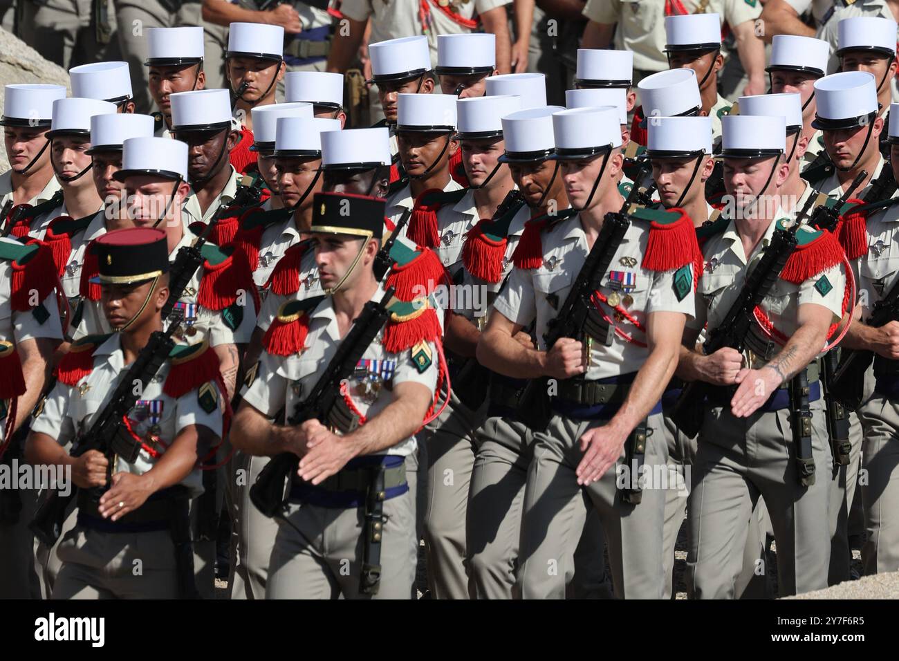 Legionäre des 2. Ausländischen Fallschirmregiments unter der Führung von General Cyrille Youchtchenko feiert am 29. September 2024 im Hafen von Calvi den Heiligen Michel. Korsika, Frankreich. Das 2e REP ist das einzige Luftregiment der französischen Fremdenlegion. Sie wurde Ende 1955 in Algerien gegründet und war in der Nähe der Stadt Calvi auf Korsika stationiert, seit sie Mitte 1967 von der algerischen Bou SFER dorthin zog. Die 2e REP nahm aktiv am Algerienkrieg (1954–62) Teil. 1978 wurde es dank des erfolgreichen Betriebs in Kolwezi weltweit bekannt. Foto von Shootpix/ABACAPRESS. KOM Stockfoto