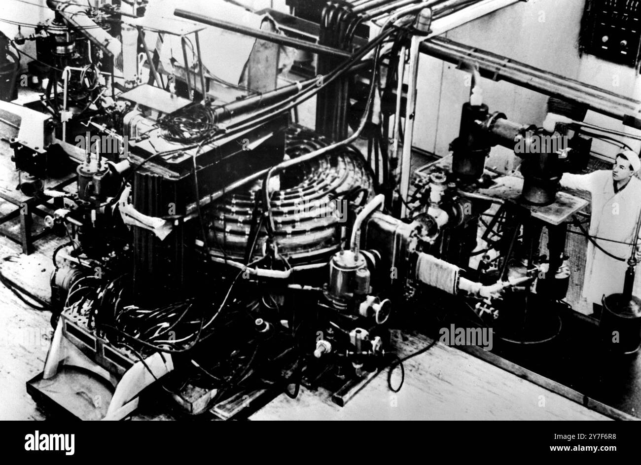 Ein Blick auf die kontrollierten Thermo-Kernreaktorforschungslaboratorien des Atomenergieinstituts I V Kurchatow. Diese Versuchsanlage ist vom Typ Tokamak. September 1961 Stockfoto