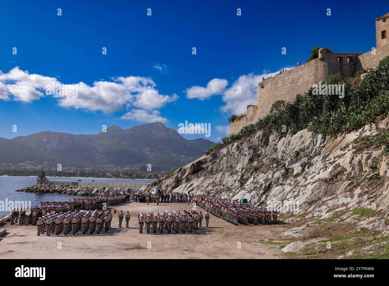 Legionäre des 2. Ausländischen Fallschirmregiments unter der Führung von General Cyrille Youchtchenko feiert am 29. September 2024 im Hafen von Calvi den Heiligen Michel. Korsika, Frankreich. Das 2e REP ist das einzige Luftregiment der französischen Fremdenlegion. Sie wurde Ende 1955 in Algerien gegründet und war in der Nähe der Stadt Calvi auf Korsika stationiert, seit sie Mitte 1967 von der algerischen Bou SFER dorthin zog. Die 2e REP nahm aktiv am Algerienkrieg (1954–62) Teil. 1978 wurde es dank des erfolgreichen Betriebs in Kolwezi weltweit bekannt. Foto von Shootpix/ABACAPRESS. KOM Stockfoto