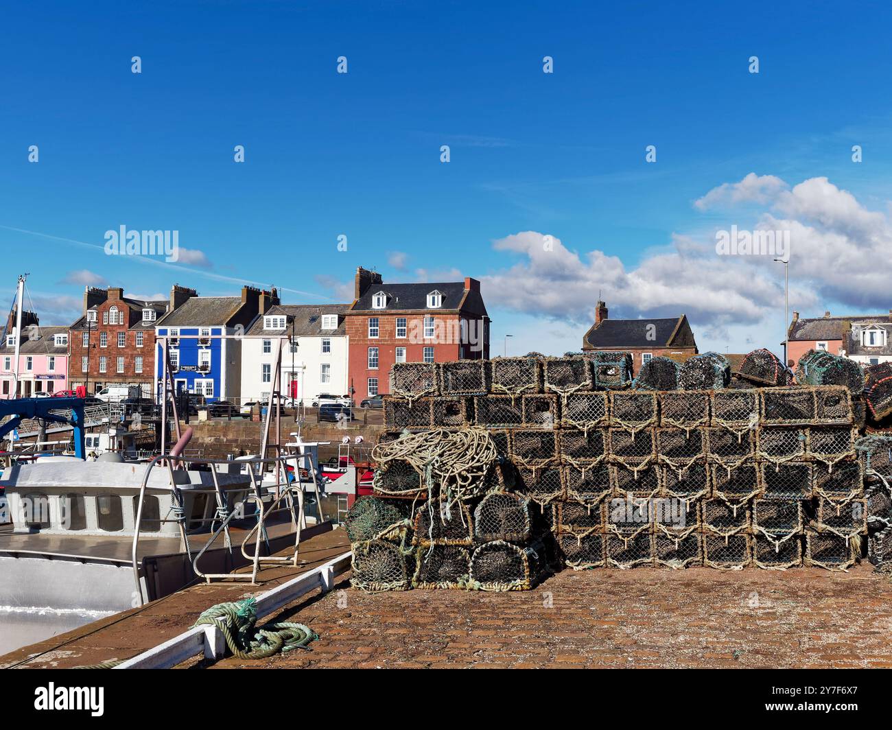 Auf dem traditionellen Stein- und Kopfsteinpflaster-Kai des Arbroath Fishing Port stapeln sich Kreelen zum Hummer- und Krabbenfischen. Stockfoto