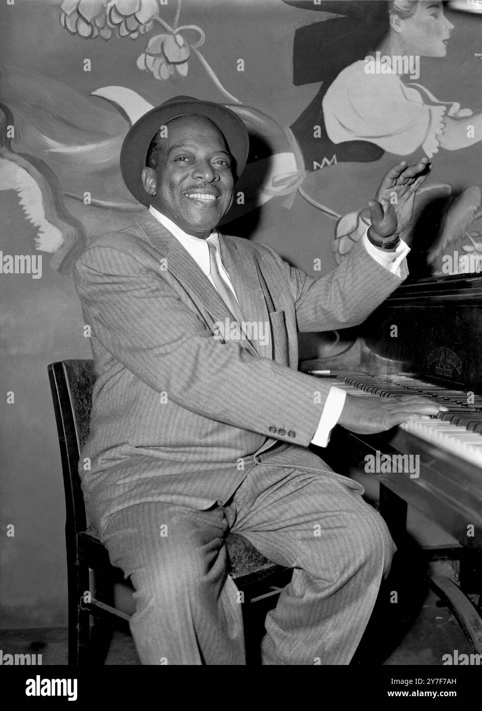 Der Pianist und Bandleader von Count Basie wird während der Probe des führenden britischen Jazz-Musikers Johnny Dankworth am Leicester Square beobachtet. Oktober 1957 Stockfoto