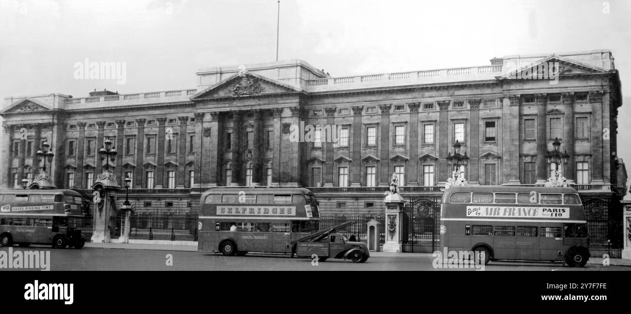 Londoner Busse passieren den Palast aufgrund der Straßenreparaturen in Piccadilly wurden die Busse auf dieser Strecke durch St James's, entlang der Mall und am Buckingham Palace vorbei umgeleitet. Fotoshows: Der ungewöhnliche Anblick von London Transport Bussen am Buckingham Palace heute Morgen. August 1950 Stockfoto