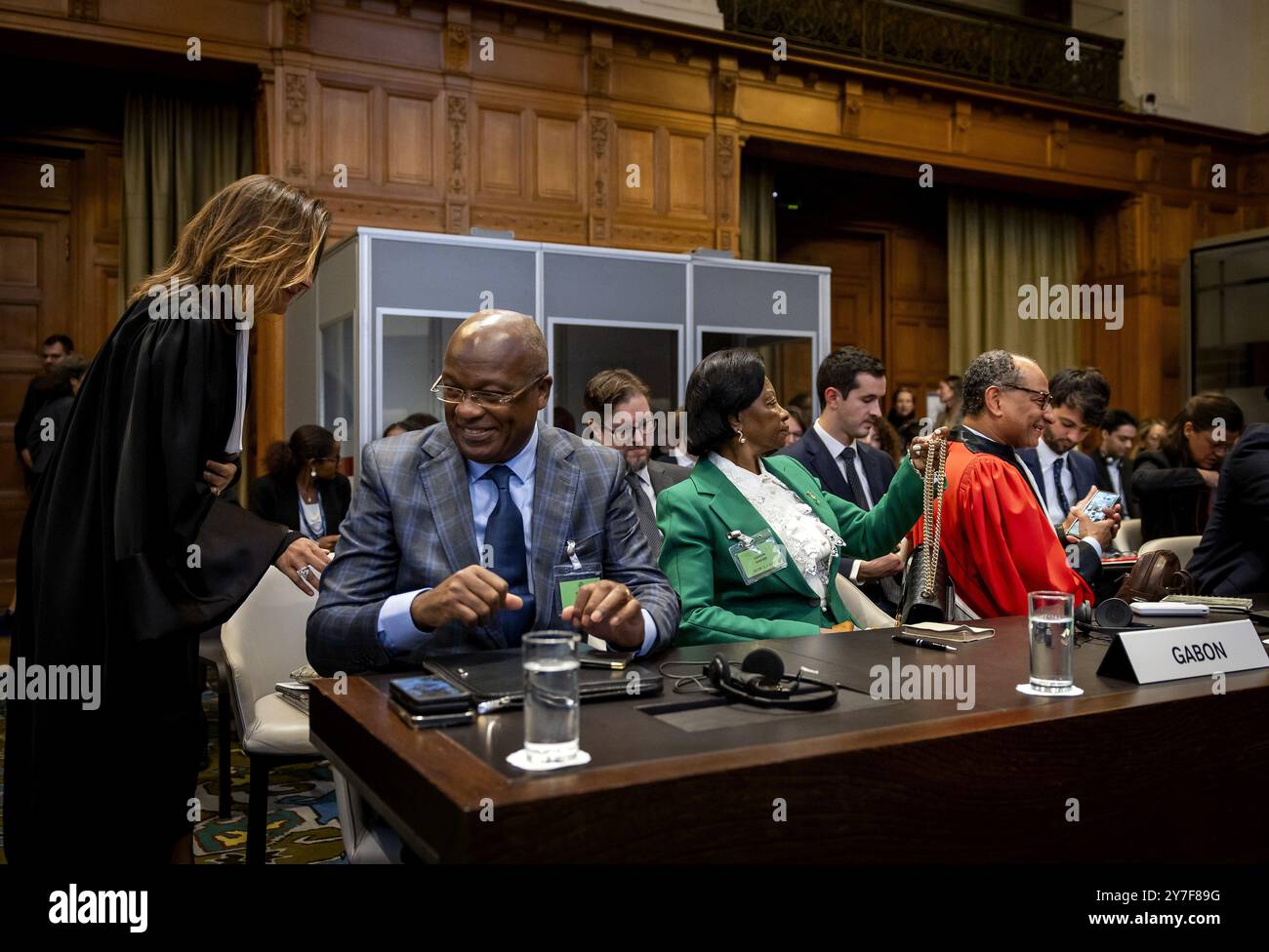 DEN HAAG - Regis Onanga Ndiaye (L), Minister für auswärtige Angelegenheiten der Republik Gabun, Marie Madeleine Mborantsuo (M), Ehrenpräsidentin des Verfassungsgerichts und Guy Rossatanga-Rignault, Generalsekretär des Amtes des Präsidenten der Republik während des Beginns der Anhörungen vor dem Internationalen Gerichtshof zwischen Gabun und Äquatorialguinea über die mineralreiche Inselkette. ANP KOEN VAN WEEL niederlande aus - belgien aus Stockfoto