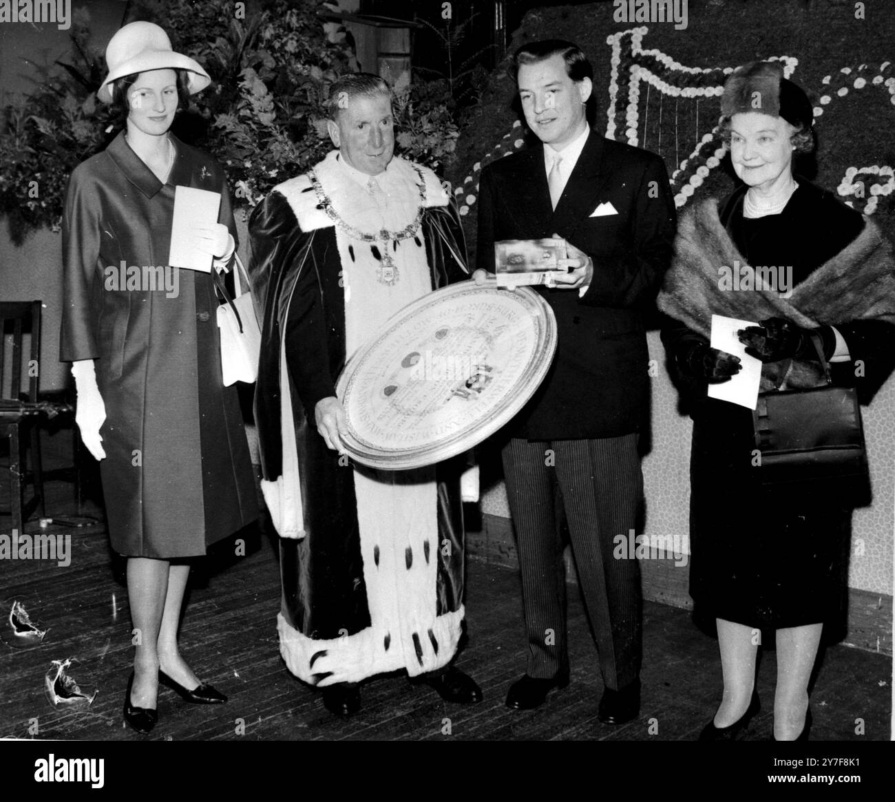 Dirigent Gibson, Geehrt. September 1964. Herr Alexander Gibson, Dirigent des Scottish National Orchestra, mit Provost Edward Lawson, nachdem Herr Gibson gestern zum Burgess seines Heimatortes Burgh of Motherwell und Wilshaw ernannt wurde. Bei der Freiheitszeremonie waren auch die Frau von Herrn Gibson, Veronica, und seine Mutter, Frau Gibson, anwesend, die zu diesem Anlass von ihrem Londoner Haus aus nach oben reisten. In einer Rede sagte Herr Gibson, mein Vater wäre heute ein stolzer Mann gewesen, wenn er am Leben gewesen wäre, und meine Mutter, die heute hier ist, hat viele Opfer gebracht, damit ich die Karriere meiner Wahl verfolgen kann. Ich scha Stockfoto