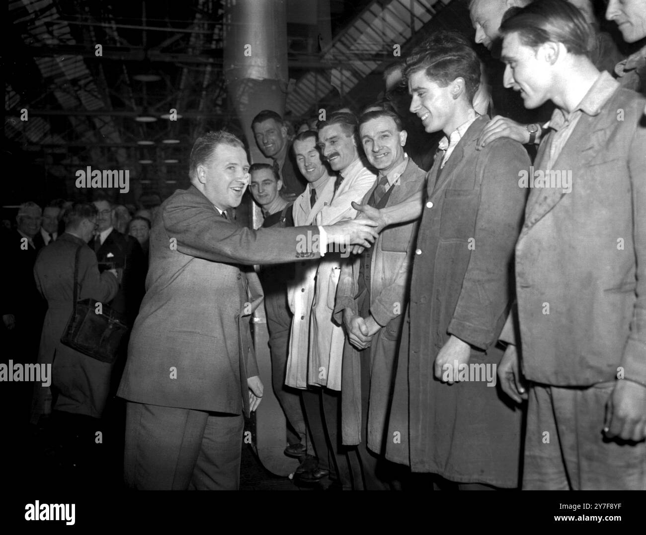 Henry Ford II. Reist nach England und schüttelt einige der Arbeiter, die in Rekordzeit am 11. Februar 1948 in Dagenham Fords herausgebracht haben Stockfoto