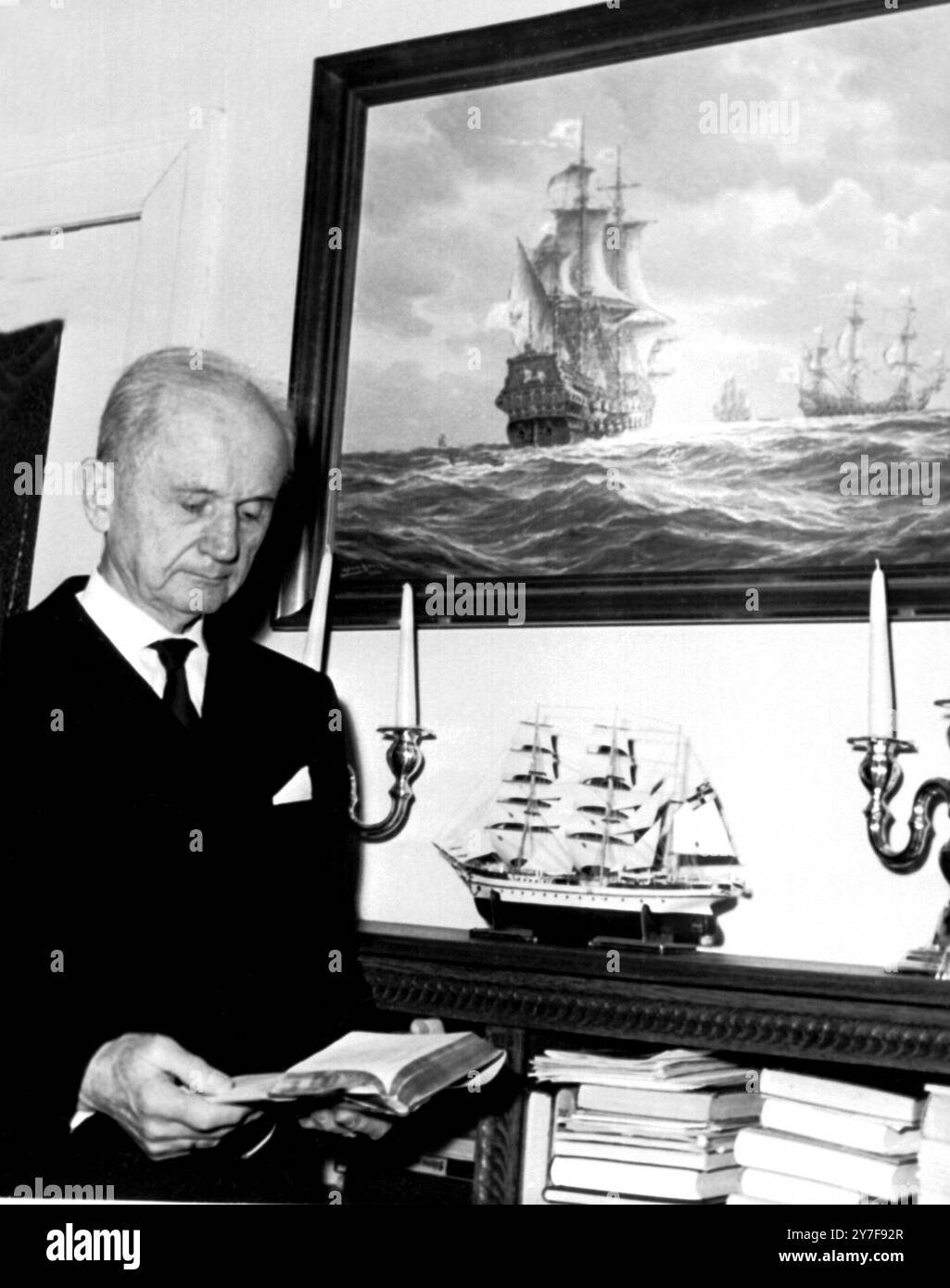 Hamberg, Mann, der das Meer liebt. Alles über ihn Modelle und Gemälde von Schiffen und dem Ozean Er ist Karl Doenitz, Deutschlands Großadmiral. Zwanzig Jahre nach seiner Stimme im Radio erzählte Hitler, dass sein Nachfolger Doenitz, heute 73, in einer Hamburger Wohnung im Ruhestand lebt. 1913 war er Seemann auf der kaiserlichen deutschen Navey und wurde als U-Boot-Kommandeur im Ersten Weltkrieg von den Briten im letzten Kriegsjahr gefangen genommen. Am 1. Mai 1945 übernahm er die Rolle des Führers für die verbleibenden sieben Tage vor der Kapitulation Deutschlands an die Alliierten. April 1965. Stockfoto