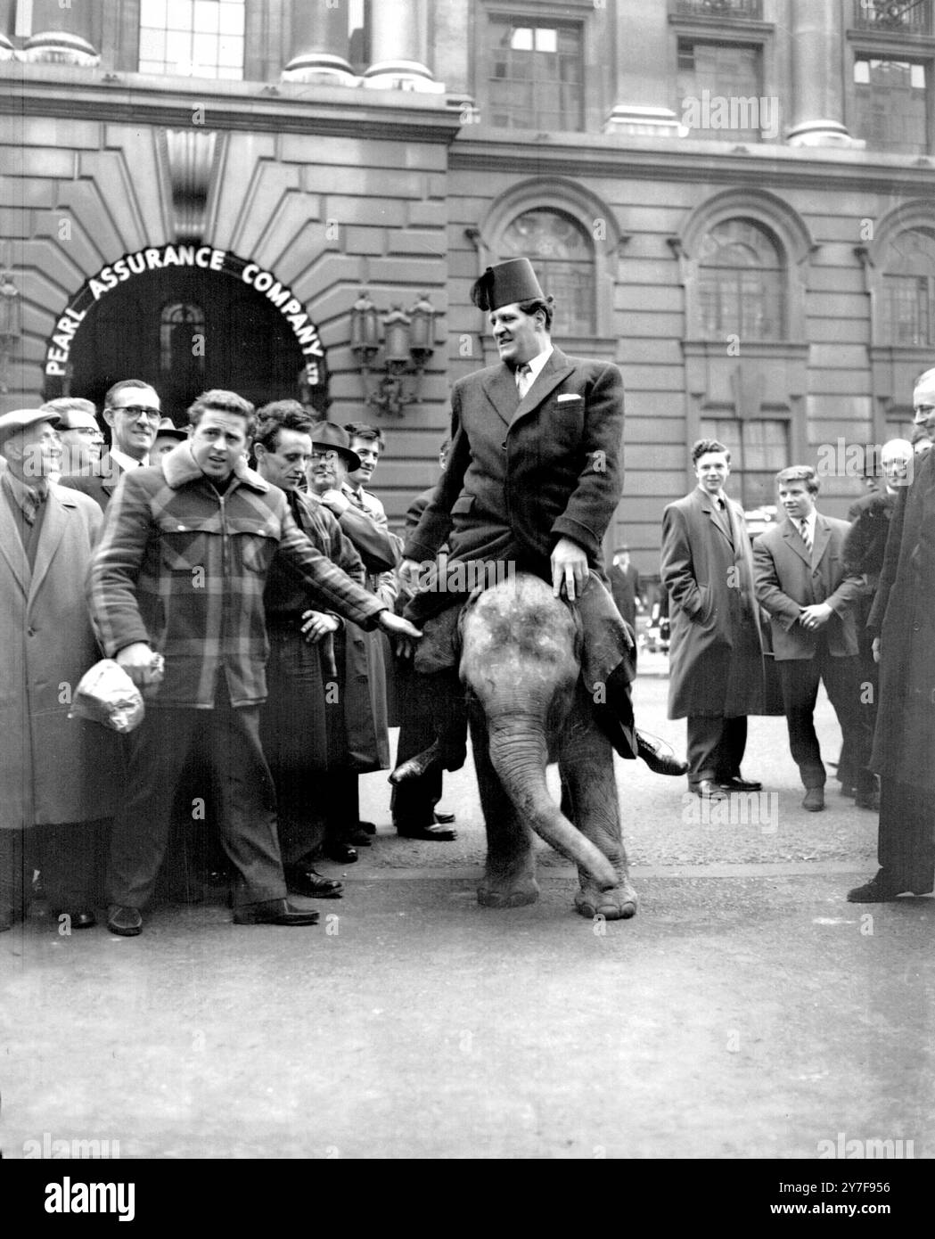Tommy Cooper in Holborn, London auf dem Weg zu einem neuen Witz-Shop, verkauft der Laden Witze, Zaubertricks und Requisiten von Konjuror. Februar 1959 Stockfoto