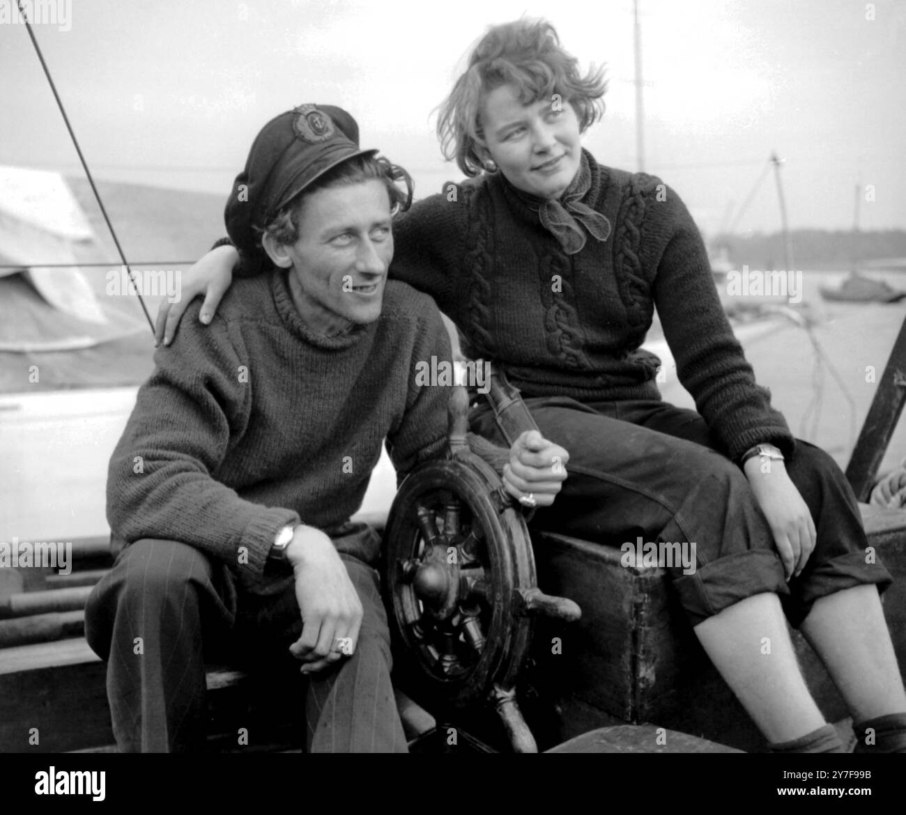 Port Hamble, Hampshire: Martin Brent, 28, ein Neuseeländer, und Leonie Cockland, 19 von Woking Surrey, an Bord der 59 Fuß langen Ketch 'Quest III', die jetzt als vermisst und überfällig in Le Havre gemeldet wird. Die "Quest III" machte sich gestern auf eine zweijährige Reise nach Australien. Es gab eine Besatzung von drei Männern und drei Mädchen, angeführt von Brent. Das Funkgerät von Quest III ist vermutlich außer Betrieb. 30. April 1956. Stockfoto