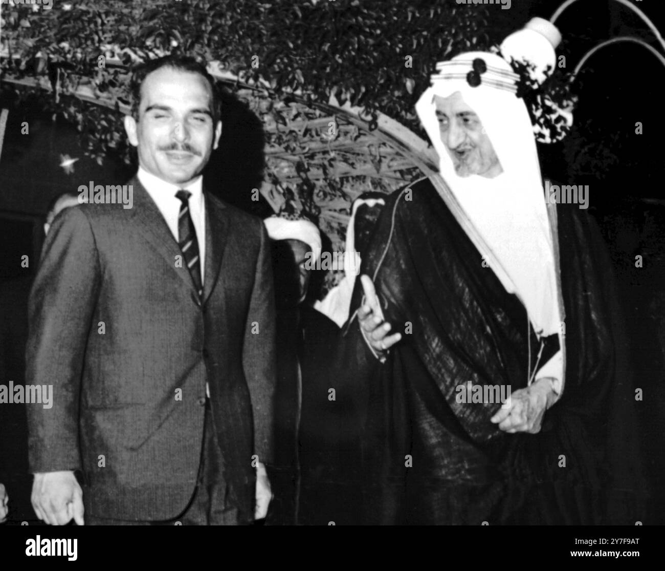 König Hussein von Jordanien (links) und König Faisal von Saudi-Arabien bei Hussein Besuch in Saudi-Arabien vor kurzem. Es wird berichtet, dass König Hussein eine zweite Ehefrau nehmen wird. Sie ist Fernsehsprecherin Suha Toukan. Seine erste Frau, der gebürtige Engländer Tony Gardiner, war nie Königin. Sie ist als Prinzessin Muna bekannt. März 1969 Stockfoto