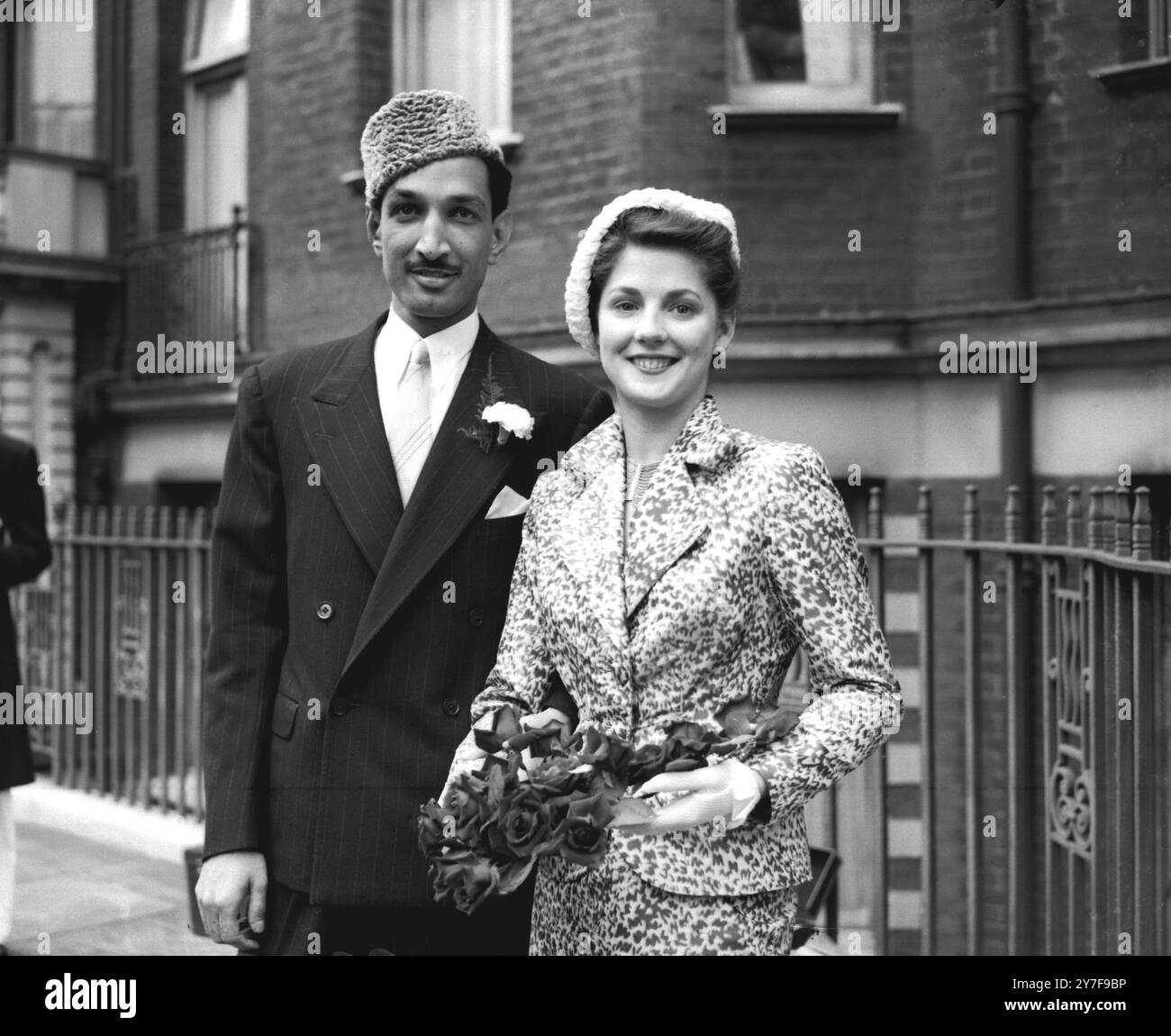 Jane Shore (ehemalige Sadler's Wells-Tänzerin) mit ihrem neuen Ehemann, dem Psycho-Analytiker Mohammed Masud Raza Khan aus Punjab. Sie verließen das Büro der Kensington Registrar, nachdem sie verheiratet waren. Juli 1952 Stockfoto