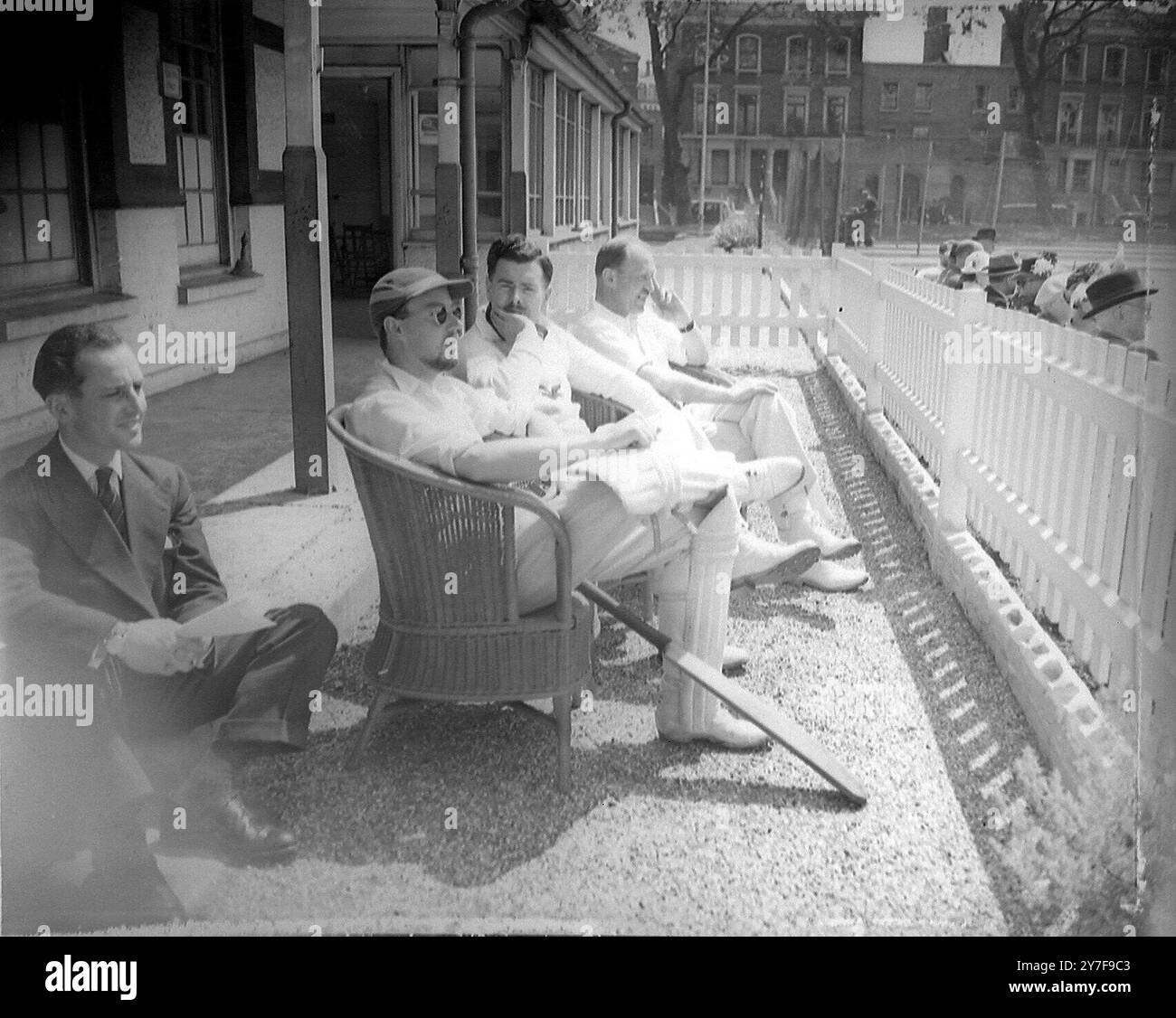 Das jährliche Cricketspiel der Autoren gegen die National Book League findet auf dem Gelände der Westminster School am Vincent Square statt. Im Autorenteam sind (von vorne nach hinten) Alan Ross, George Greenfield und J. Jacombe-Hood bereit. 11. Juni 1952 Stockfoto