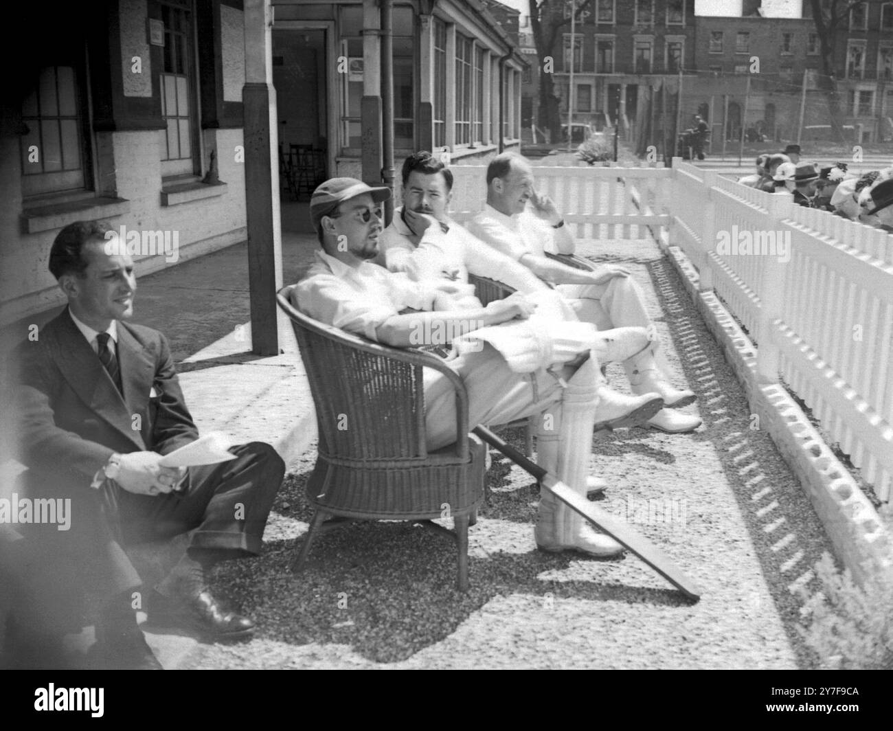 Das jährliche Cricketspiel der Autoren gegen die National Book League findet auf dem Gelände der Westminster School am Vincent Square statt. Im Autorenteam sind (von vorne nach hinten) Alan Ross, George Greenfield und J. Jacombe-Hood bereit. 11. Juni 1952 Stockfoto