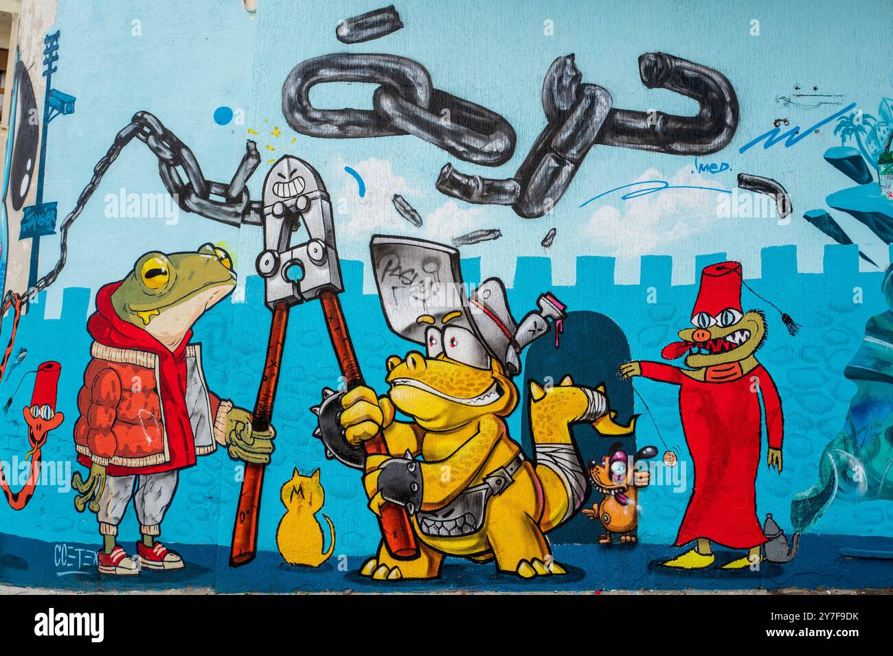 Buntes Wandgemälde auf einer Straße (Khalid Ibn El Oualid) in Tanger, Marokko Stockfoto