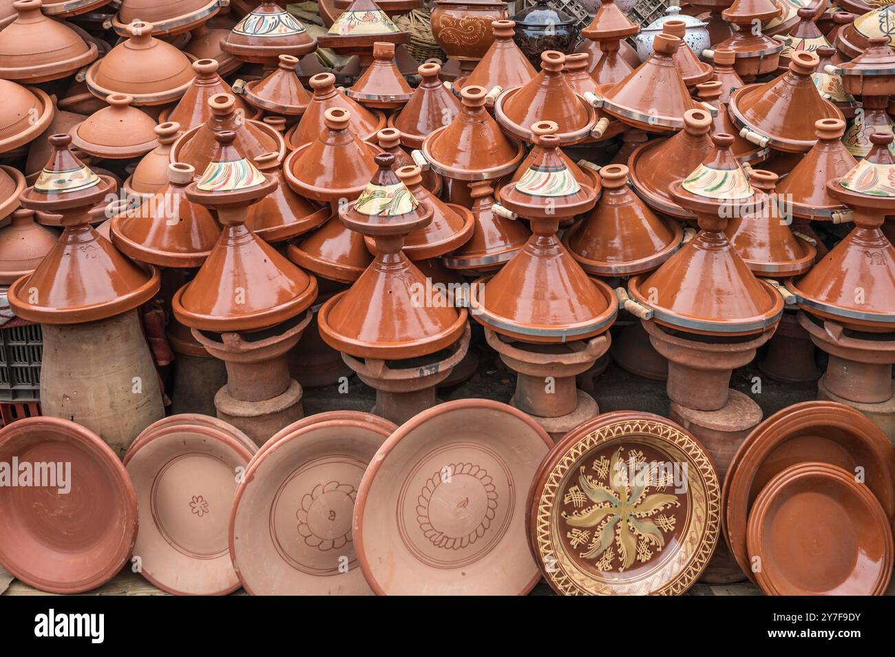 Tajine-Töpfe aus Tongut zum Verkauf im Souk von Marrakesch, Marokko Stockfoto