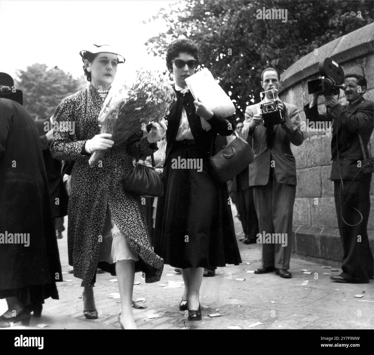 Mrs. J Dyer, Mrs. Ruth Ellis' engste Freundin hat heute Morgen im Gefängnis angerufen, bevor der Aufhängen stattfand. Früher rief Mrs. Ellis Bruder Juliean Neilson mit Blumen an. Mrs. Ellis sollte heute Morgen um 9 Uhr wegen Mordes an ihrem Liebhaber David Blakeley am Ostersonntag hängen. Die ganze Nacht lang sangen Menschenmassen für die Vergeltung von Mrs. Ellis, bis die Polizei gerufen wurde, um die Menge zu zerstreuen. Bei Sonnenaufgang versammelten sich wieder Menschen vor dem Gefängnis. Fotoshows : Mrs. Jacqueline Dyer, die engste Freundin von Mrs. Ruth Ellis, die heute Morgen hängen soll, kommt mit Blumen ins Gefängnis Stockfoto