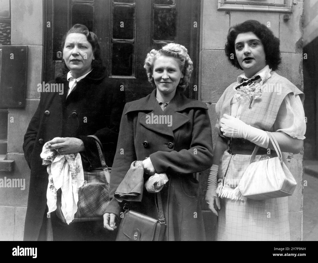 Am 23. Juni 1953 ist der zweite Tag des Prozesses gegen John Reginald Halliday Christie, der des Mordes an seiner Frau Ethel Christie beschuldigt wird. Foto zeigt: Drei der Zeugen, die im Old Bailey ankommen, von links nach rechts, Catherine Struthers, Mrs. May Langridge, Maureen Riggs. Stockfoto