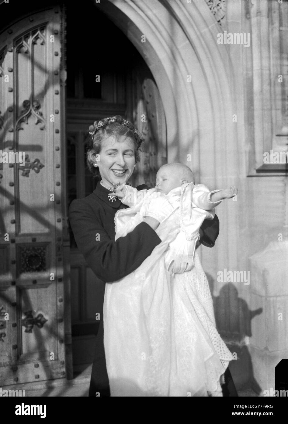Der junge Hilary James liegt nach seiner Taufe in der Krypta des House of Commons glücklich in den Armen seiner Mutter. Seine Mutter ist Caroline Wedgewood Benn, Ehefrau von Hon Anthony Wedgewood Benn, 11. März 1954 Stockfoto