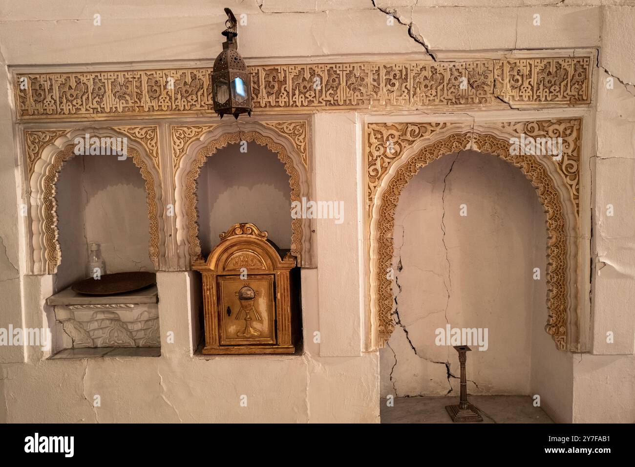Die Struktur der Andreaskirche zeigt Risse und benötigt Mittel, um das Problem anzugehen, Tanger, Marokko Stockfoto