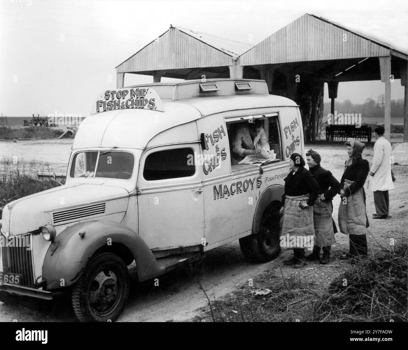 Ein geschäftstüchtiger Ex-Chief Steward der Royal Naval hat sein Trinkgeld in einen mobilen Fish and Chips Shop versenkt und nimmt nun heiße Abendessen zu Arbeitern auf den Feldern und Dörfern rund um Dartford in Kent. Ein- und zweimal pro Woche besucht er die verschiedenen Bauernhöfe, jeweils an einem anderen Tag, aber hauptsächlich zwischen den Mittagsstunden oder kurz davor. Die Arbeiter auf dem Feld wissen nun, dass sie an einem bestimmten Tag oder zwei Wochentagen kein Brot, Käse oder Sandwiches zum Mittagessen mitnehmen müssen, denn es wird heißen Fisch und Pommes geben. Der Name des Ex-Marinechefs ist H C Macroy, und er hat jetzt drei mobile SH Stockfoto