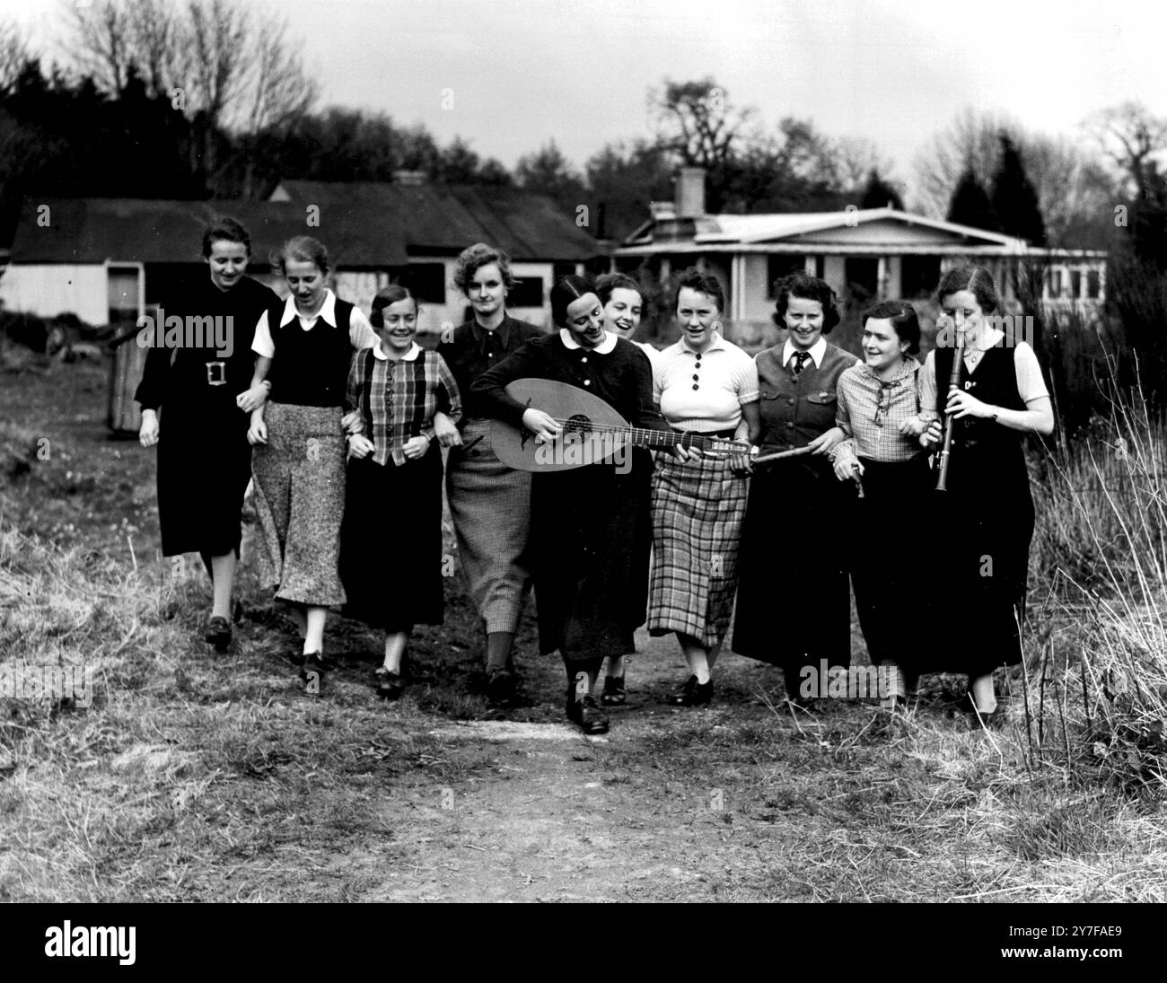 Mädchen aus der Hitlerjugendbewegung, Studenten und Fabrikarbeiter im Alter von 18 bis 25 Jahren besuchen das jährliche Camp, das organisiert wird, um die englische Freundschaft in Godshill im New Forest, Hampshire, zu fördern. Sie werden eine Party englischer Mädchen am Wochenende unterhalten. Junge Mädchen besuchen ein ähnliches Lager in Deutschland. April 1937 Stockfoto