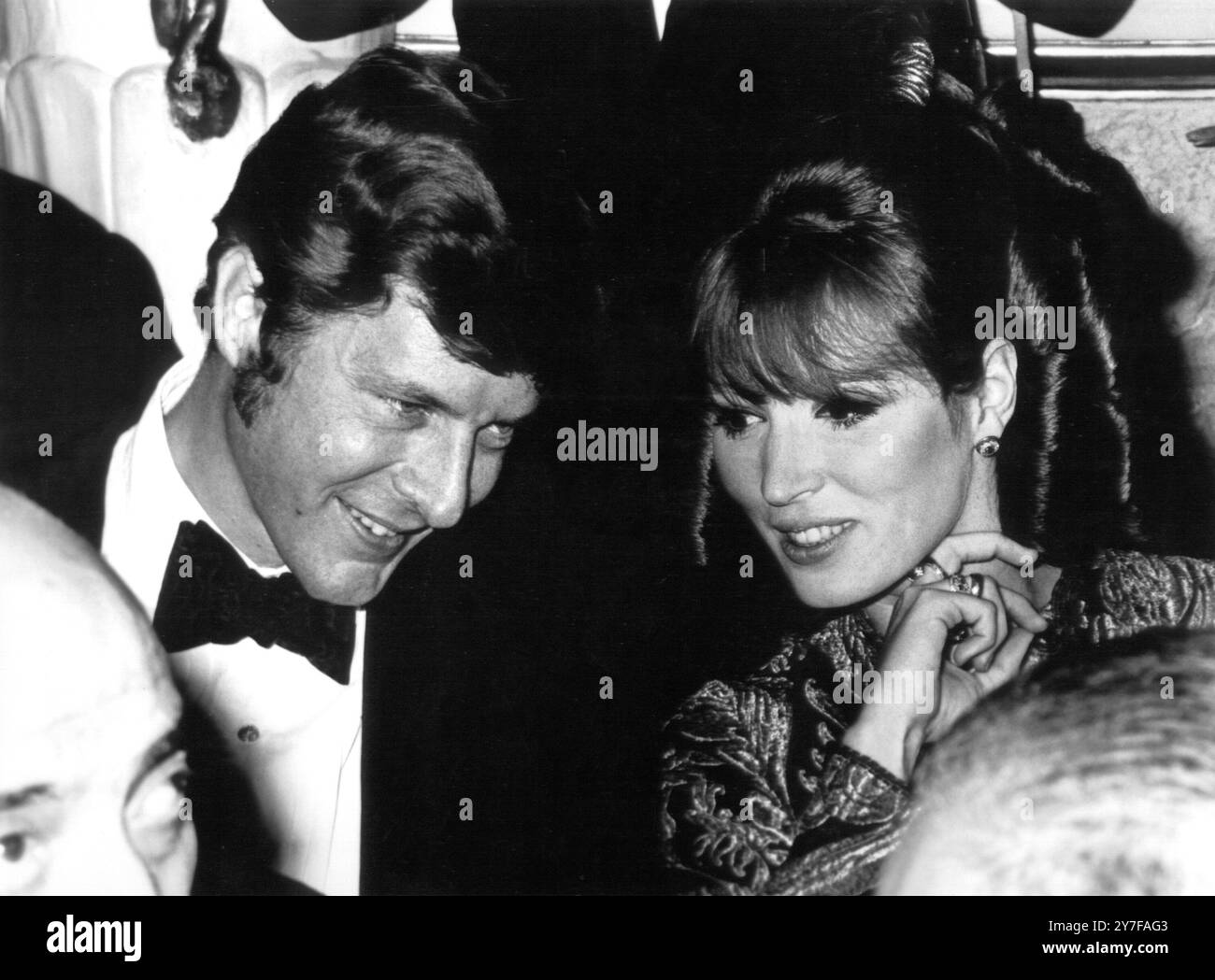 Paul Getty Jr., Sohn des Mannes, der angeblich der reichste der Welt ist, und seine in Holland geborene Schauspielerin Talitha Pol, die am 19. Oktober 1967 im San Carlo Theatre in Neapel die Premiere von Sophia Loren neustem Film C'Era Una Volya (es war einmal) besuchte Stockfoto