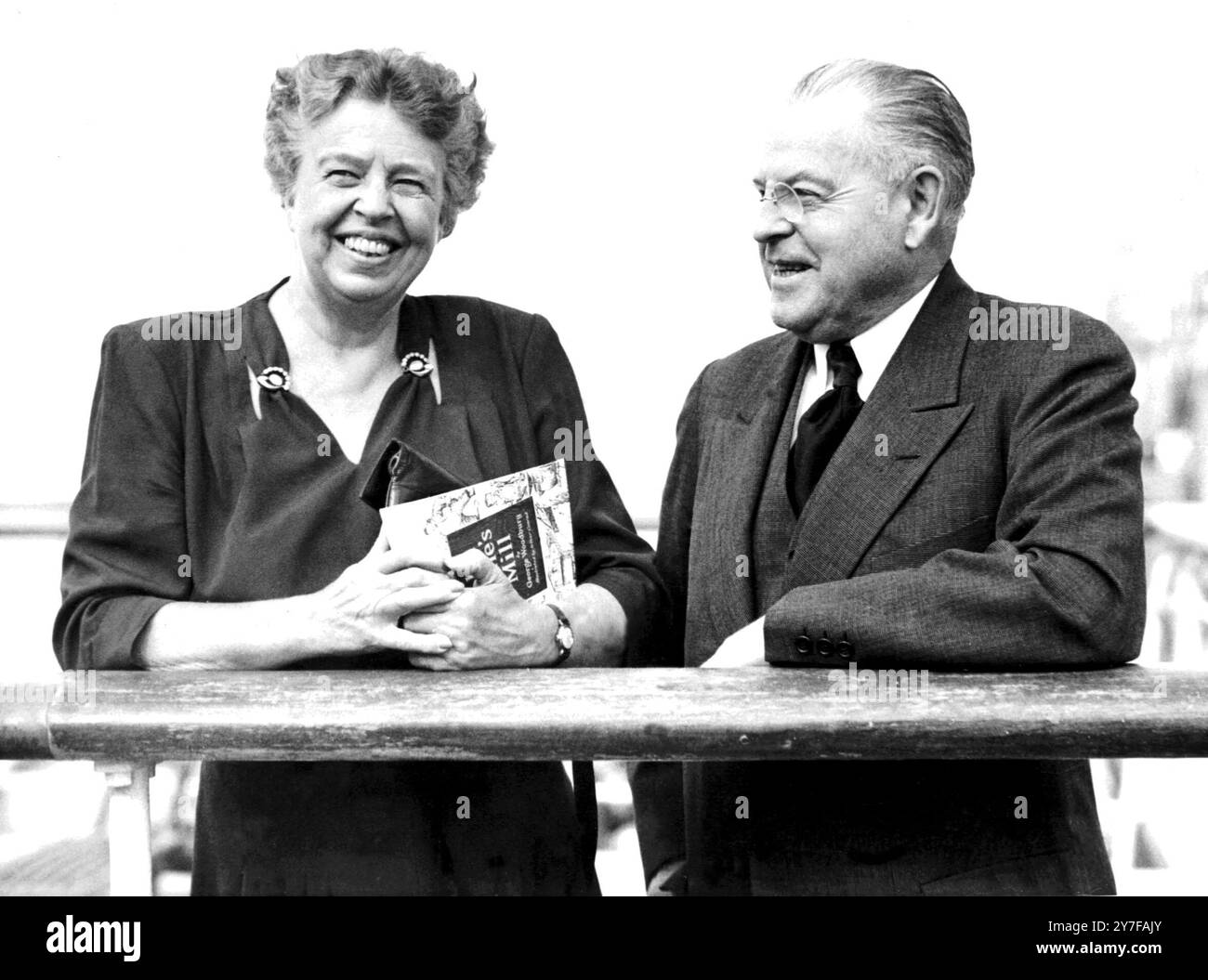Franklin D. Roosevelt und Sanator Warren R. Austin gehörten zu den Passagieren des Schiffes der United States Lines "America", das heute in Southampton ankerte. Frau Roosevelt, die Vorsitzende der UN-Kommission für Huamn-Rechte ist, hat heute Morgen, den 20. September 1948, in einem Interview an Bord des Schiffes Optimismus für die Vereinten Nationen zum Ausdruck gebracht Stockfoto