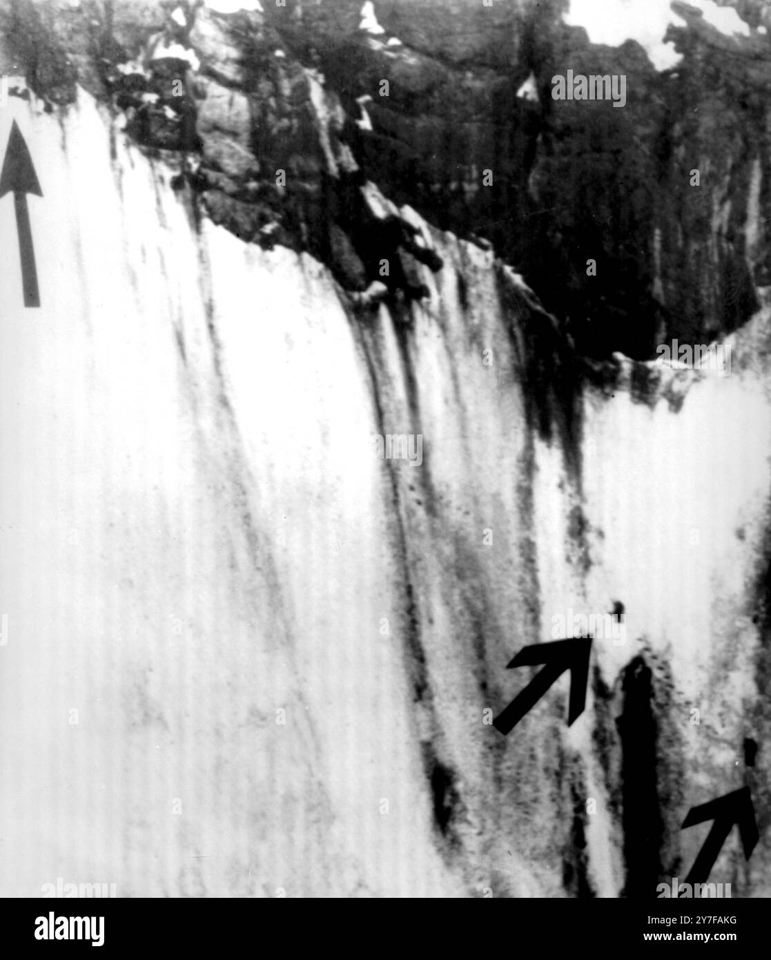 Die britischen Alpinisten Chris Bonington und Don Whillans (rechts) nähern sich Brian Nally (links oben), die in einem Schneeloch auf dem Big Ice Field der Eiger North Wall in der Schweiz sitzen. Juli 1962. Stockfoto