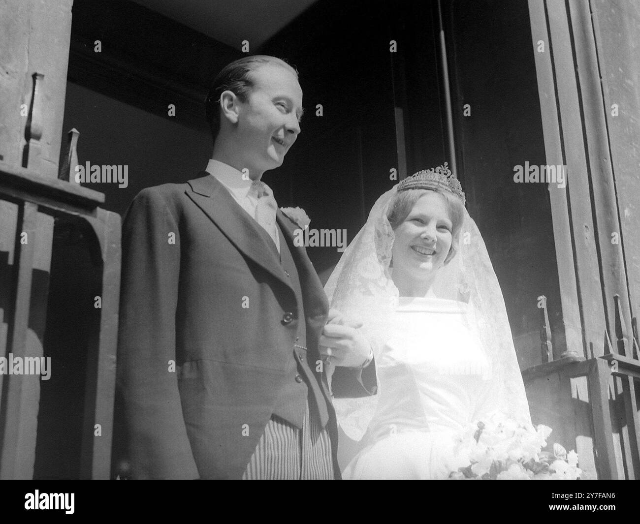 Gräfin Victoria Castel-Rudenhausen mit Mr. Miles Huntington-Whiteley nach ihrer Hochzeit in der Chapel Royal of Marlborough House, St. James. Die Königin gab dem Paar die Erlaubnis, die Kapelle zu benutzen. Gräfin Victoria lebte mit ihrer Großtante Prinzessin Alice, Gräfin von Athlone, im Kensington Palace. Sie studierte Krankenpflege und absolvierte ihr staatlich registriertes Krankenpflegediplom am London Hospital. Mr. Miles Huntington-Whiteley ist ein Börsenmakler. Juni 1960 Stockfoto