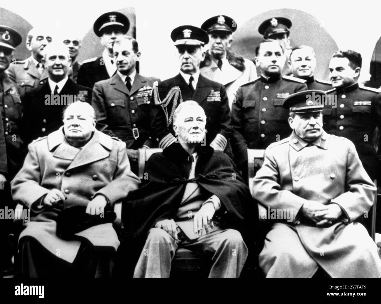 Die Forderung des Opfers von Yalta: Winston Churchill (links), Franklin D Roosevelt (Mitte) und Josef Stalin mit ihren Beratern bei den Verhandlungen über das Abkommen von Yalta im Februar 1945. Heute (26. Januar 1988) behauptet Zoe Polanska-Palmer in ihrem neuen Buch, die schottische Hausfrau und Überlebende der nachfolgenden Repatriierungen, dass Großbritannien immer noch die Wahrheit über seine Rolle bei der Entsendung Tausender Osteuropäer in den Tod verbirgt. Stockfoto