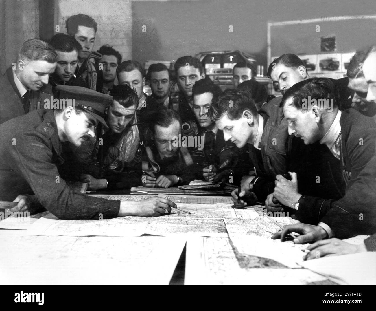 Air-Liaison Officer (Army) gibt Besatzungen und Piloten die feindlichen Stellungen, die angegriffen und bombardiert werden sollen, 16. August 1941. Stockfoto