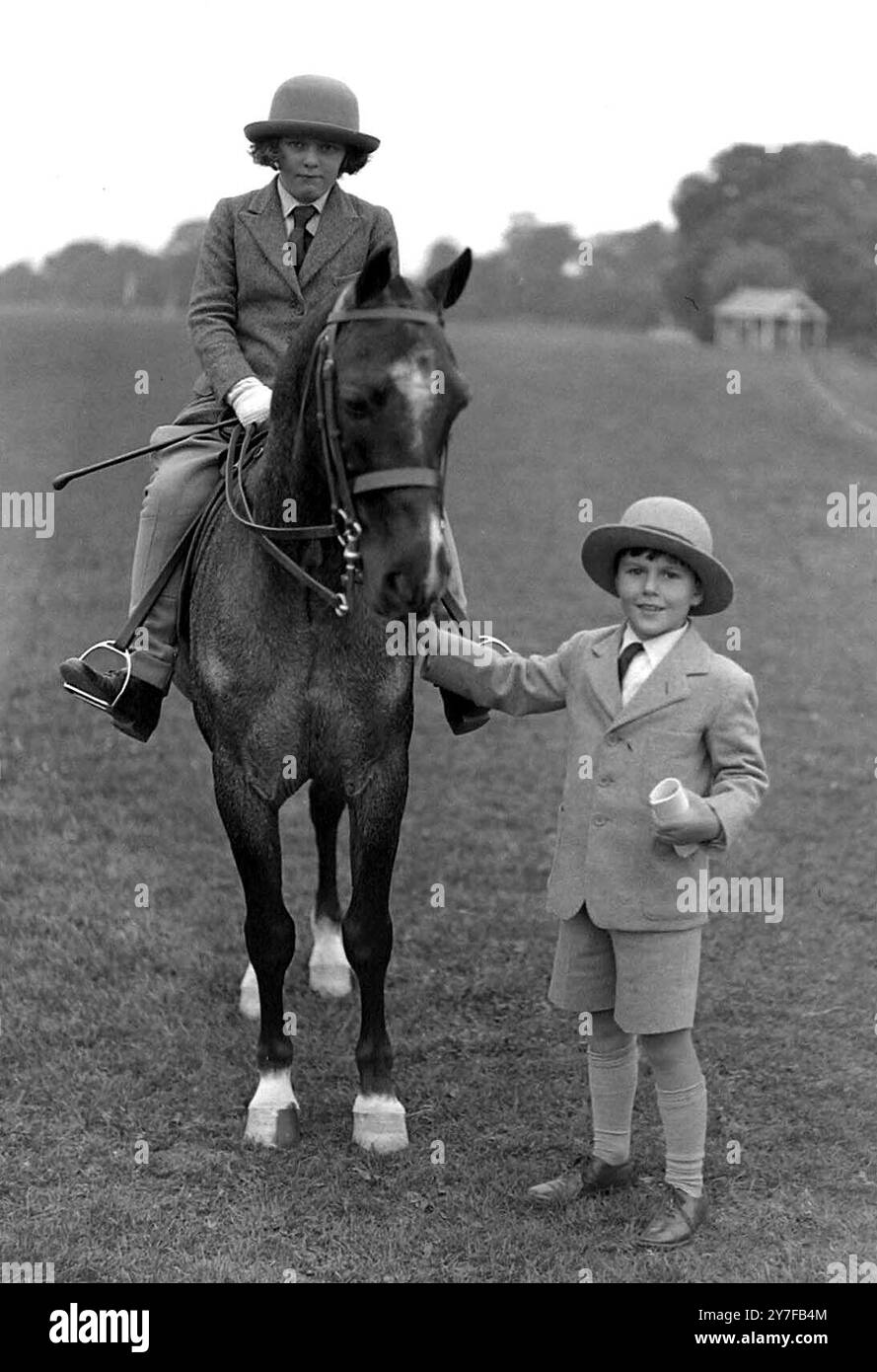 Miss Rosalind Cubitt mit ihrem Bruder Harry. (Wurde Rosalind Shand, Mutter von Camilla Parker Bowles) bei der Ranelagh Horse and Pony Show 1930 Stockfoto