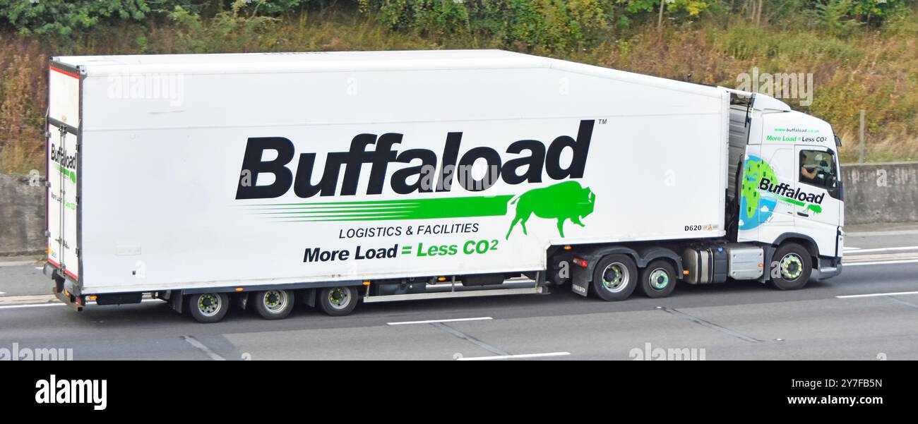 Buffaload UK ein Logistikunternehmen Volvo LKW-Triebwerk und stromlinienförmiger Sattelanhänger, der auf der M25-Autobahn Essex UK fährt Stockfoto