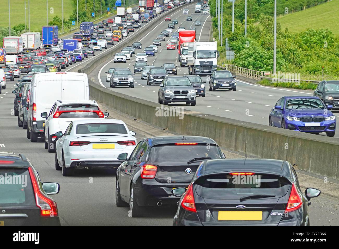 M25 London umlaufender vierspuriger Autobahnweg bergauf von Kopf zu Ende im sonnigen Sommer Freitagnachmittag Stau nähert sich der Kreuzung 17 England Großbritannien Stockfoto