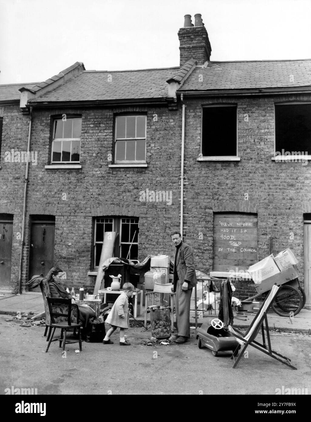 Mr. Und Mrs. Clark und ihr Sohn Alan, 2 Jahre alt, inmitten ihrer Möbel auf dem Bürgersteig, wo sie zwei Nächte vor ihrem Haus in der Averton Road, East Finshley, zelteten. Mr. Bernard Clark, 29 Jahre alt, ein Maler mit 9 Pfund pro Woche, und seine Familie wurden vom Finchley Council wegen einer Zwangsbestellung aus ihrem Haus vertrieben und jetzt das Familienlager auf dem Bürgersteig. Der rat bot an, seine Frau und seinen Sohn in eine Herberge zu bringen, aber sie weigerten sich, der rat bot an, sie mit Mrs. Clarks Eltern in einer Wohnung mit drei Schlafzimmern wieder aufzunehmen, sie waren bereit zu gehen, aber Mr. Clarks Mo Stockfoto