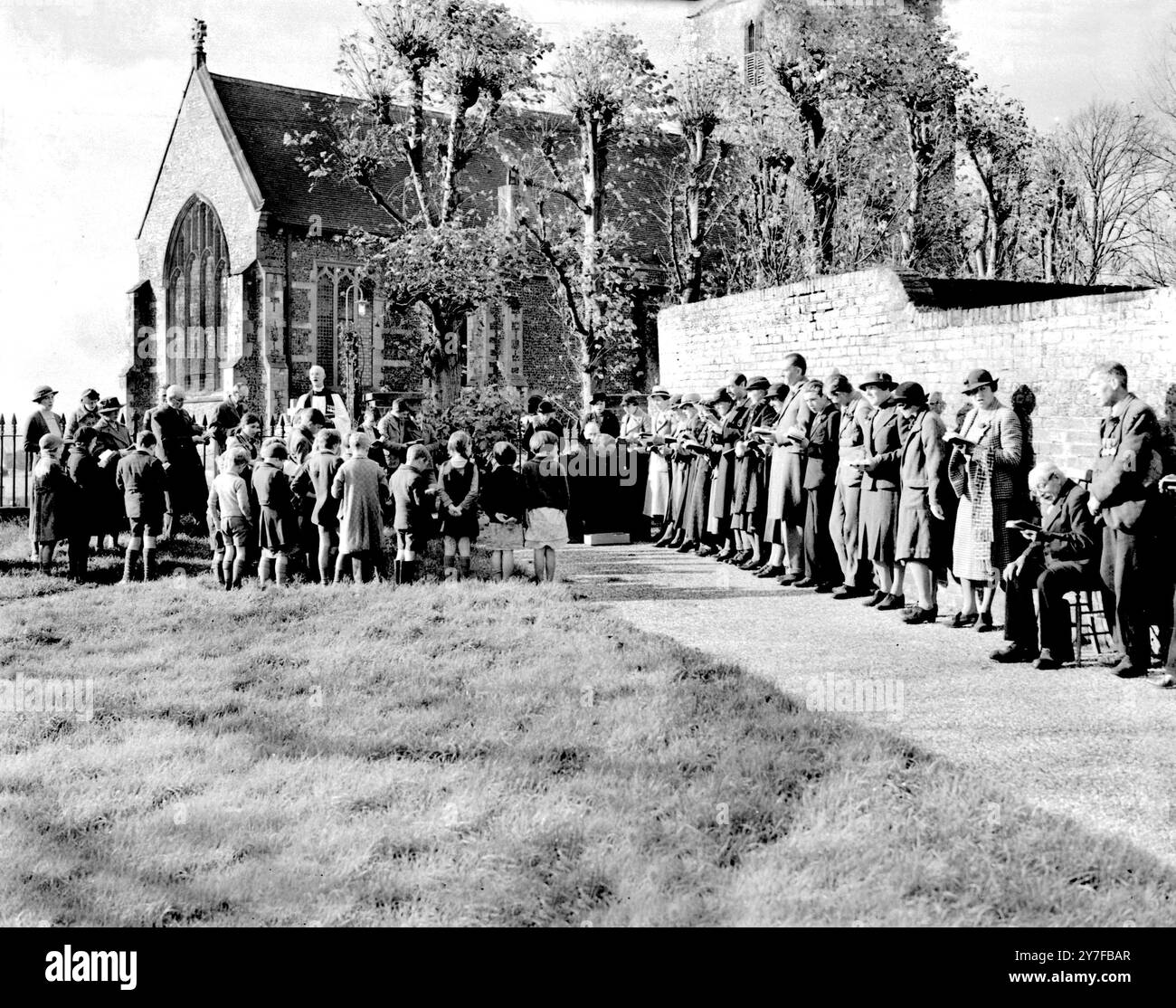 Waffenstillstandsdenkmal Service 1938. Innerhalb von zwei Jahren stellten sich viele der 1914-18 Veteranen in die Home Guard ein und bereiteten sich darauf vor, der Invasion zu widerstehen. Stockfoto